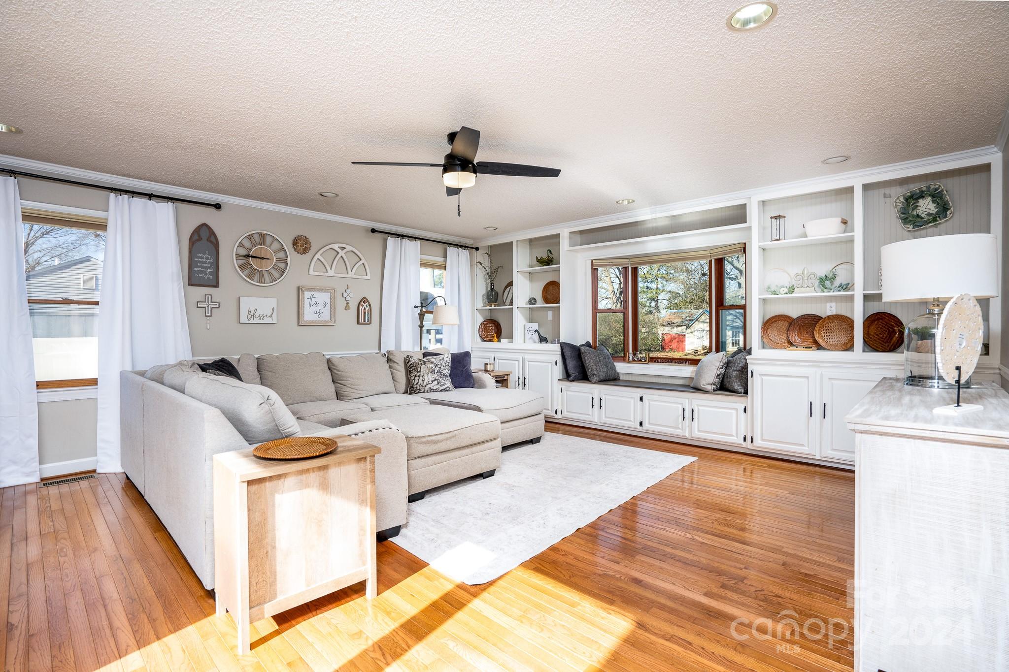 10 Willowbrook Drive NW