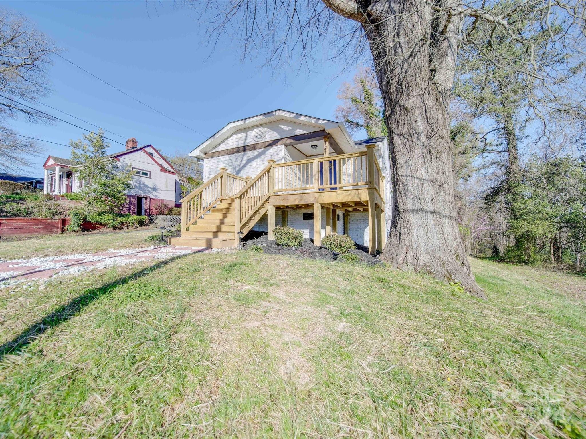 121 Brumley Avenue NE