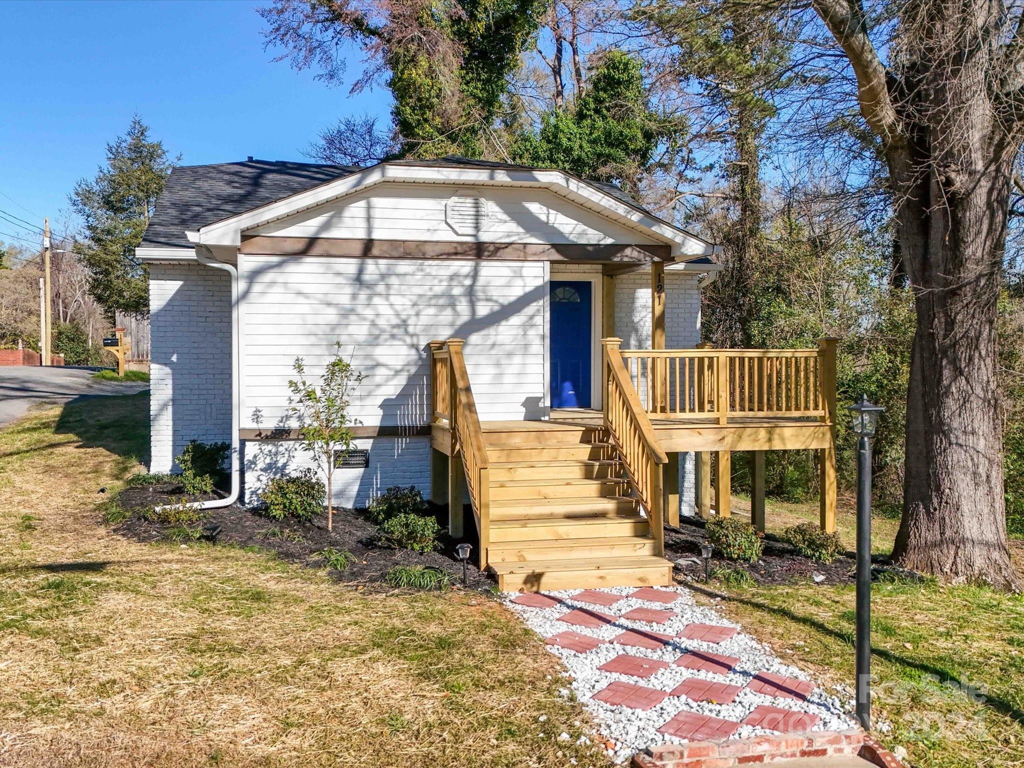 121 Brumley Avenue NE