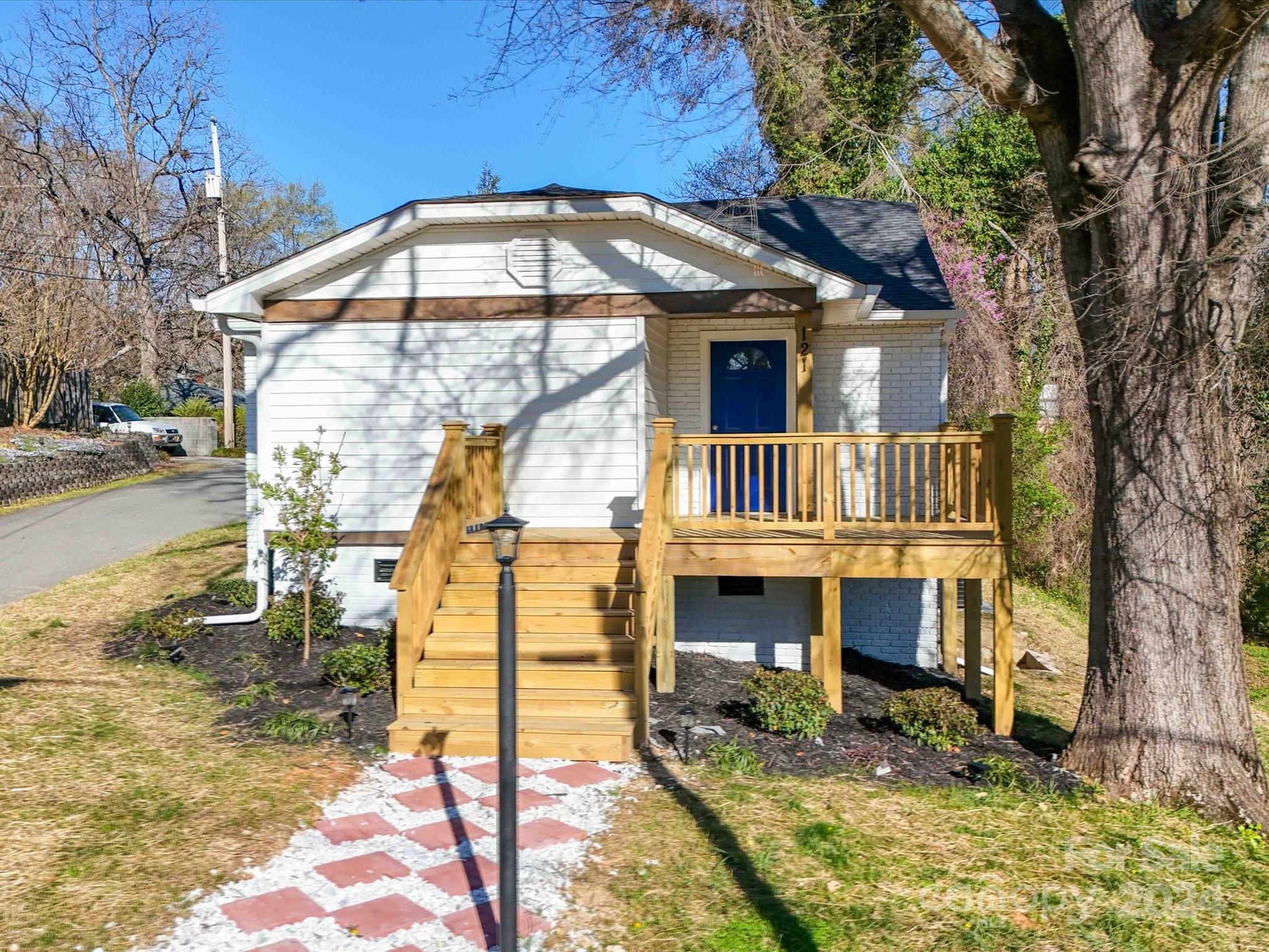 121 Brumley Avenue NE