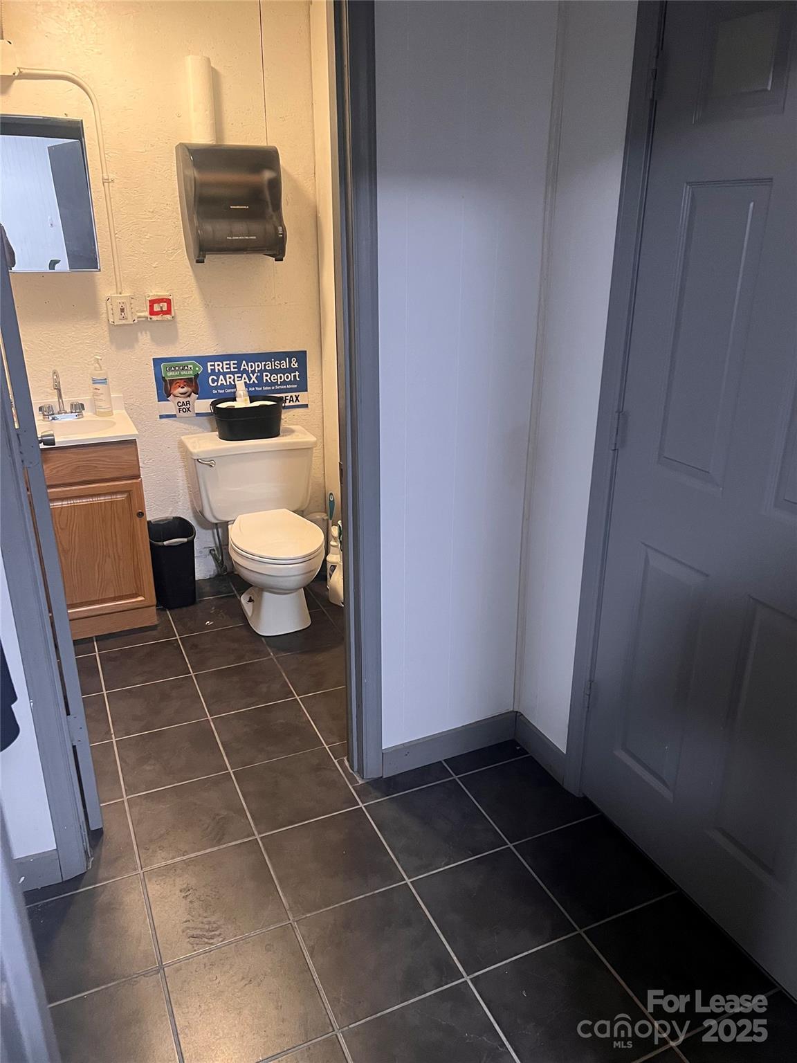 1905 W Roosevelt Boulevard