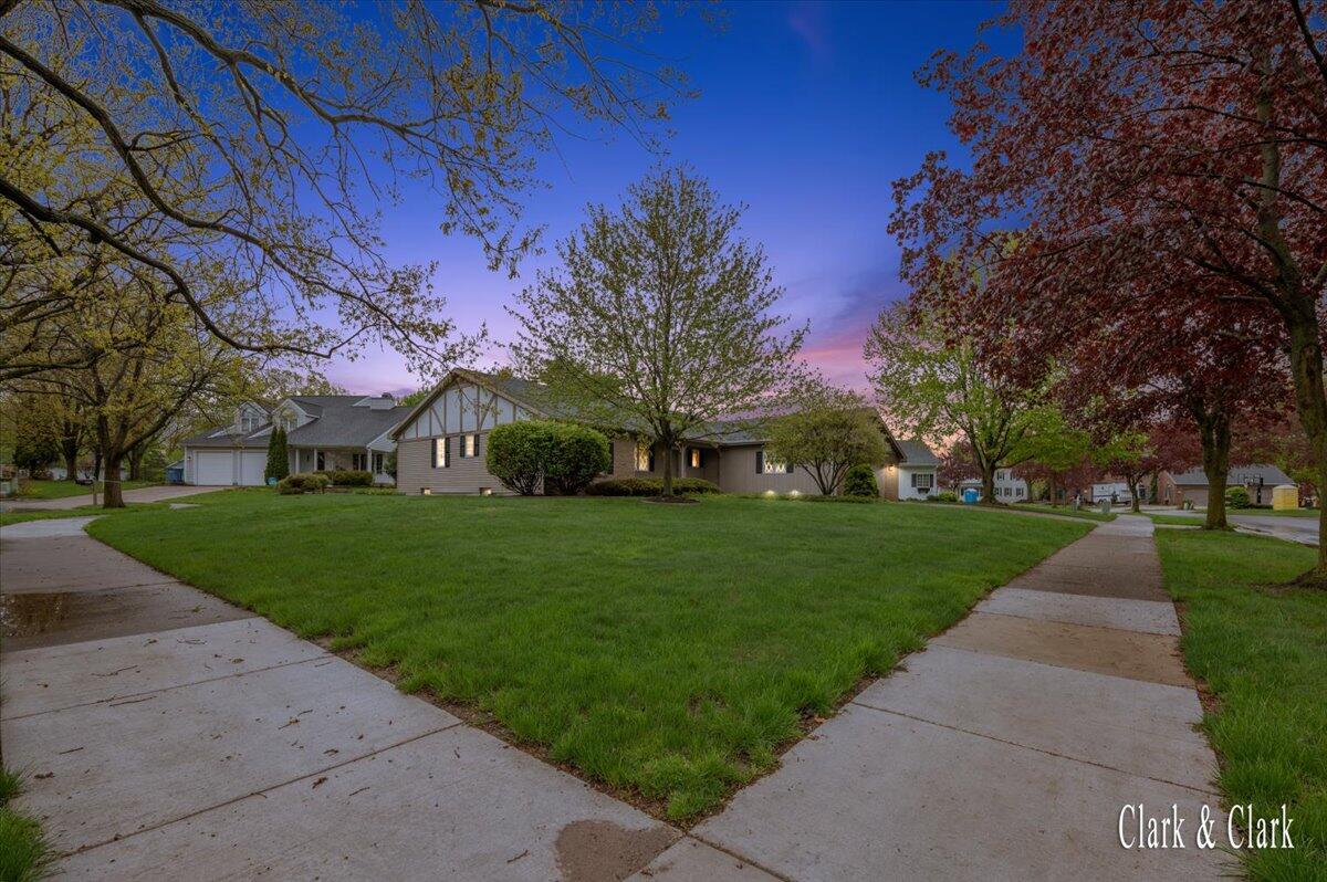 2220 Mission Hills Drive SE