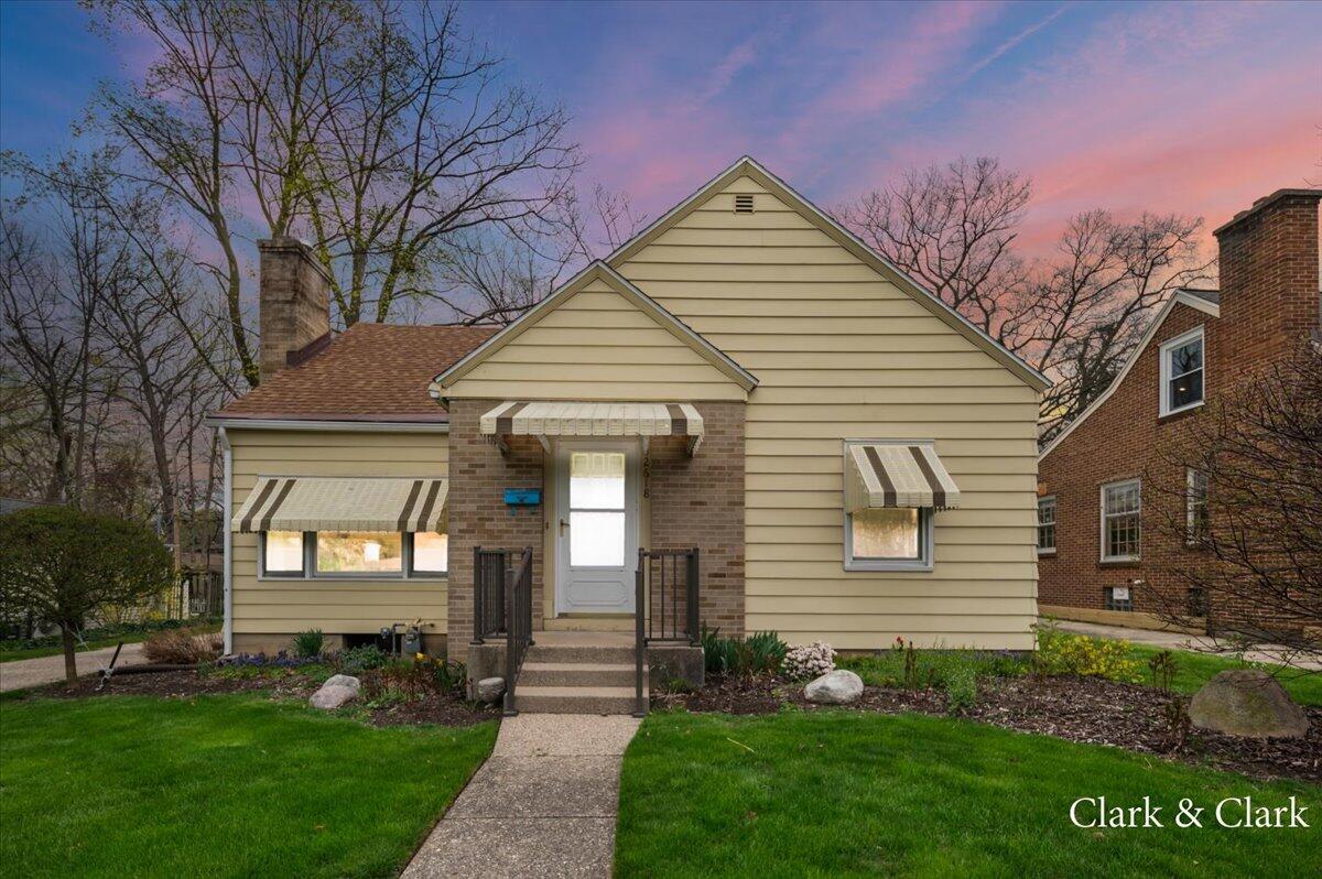 2618 Oakwood Avenue NE