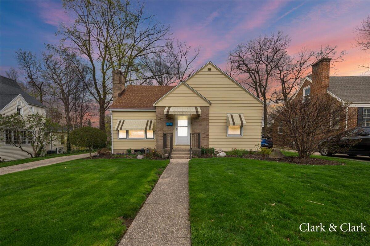 2618 Oakwood Avenue NE