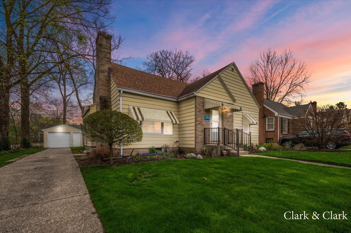2618 Oakwood Avenue NE