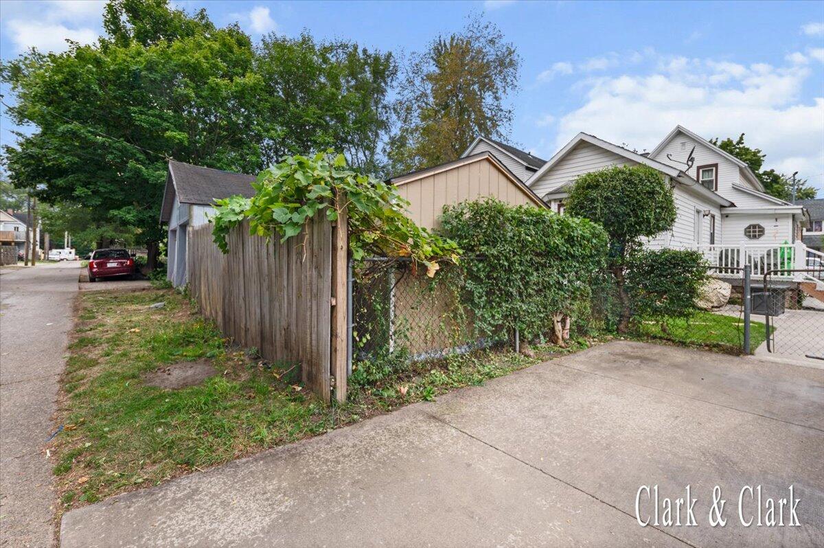 1032 Jennette Avenue NW