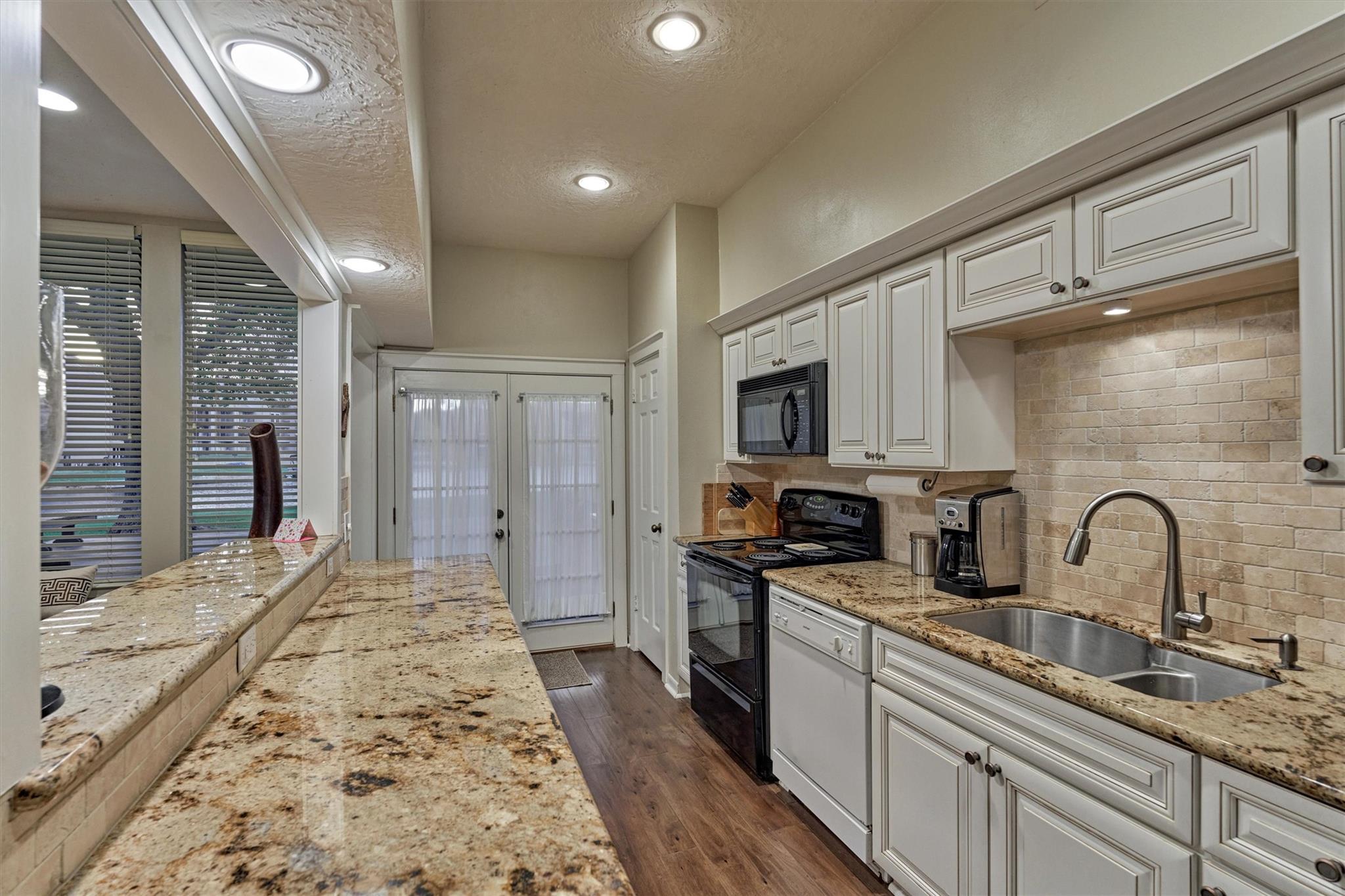 3923 Lakewood Drive