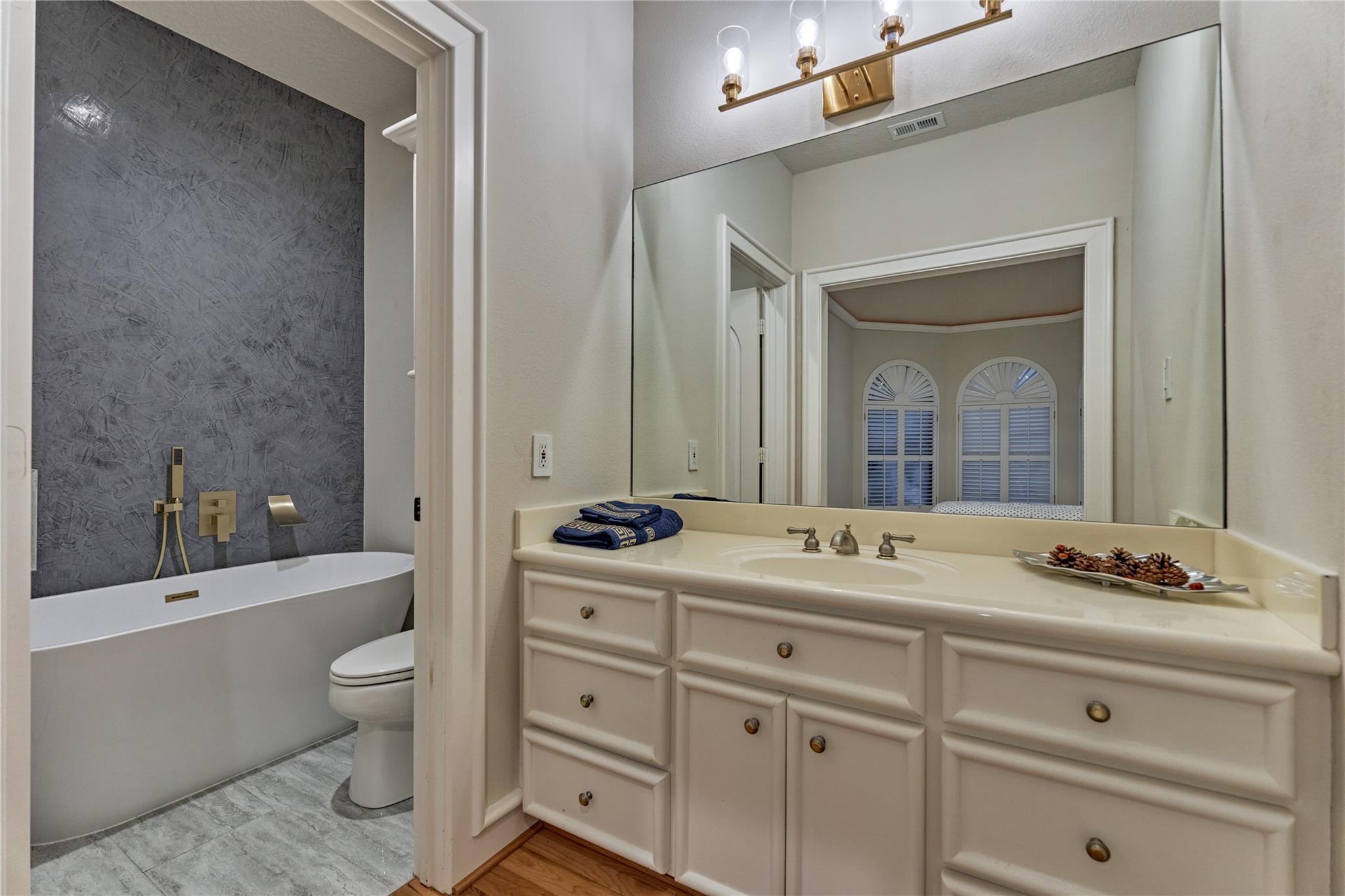 200 Sarasota Circle S