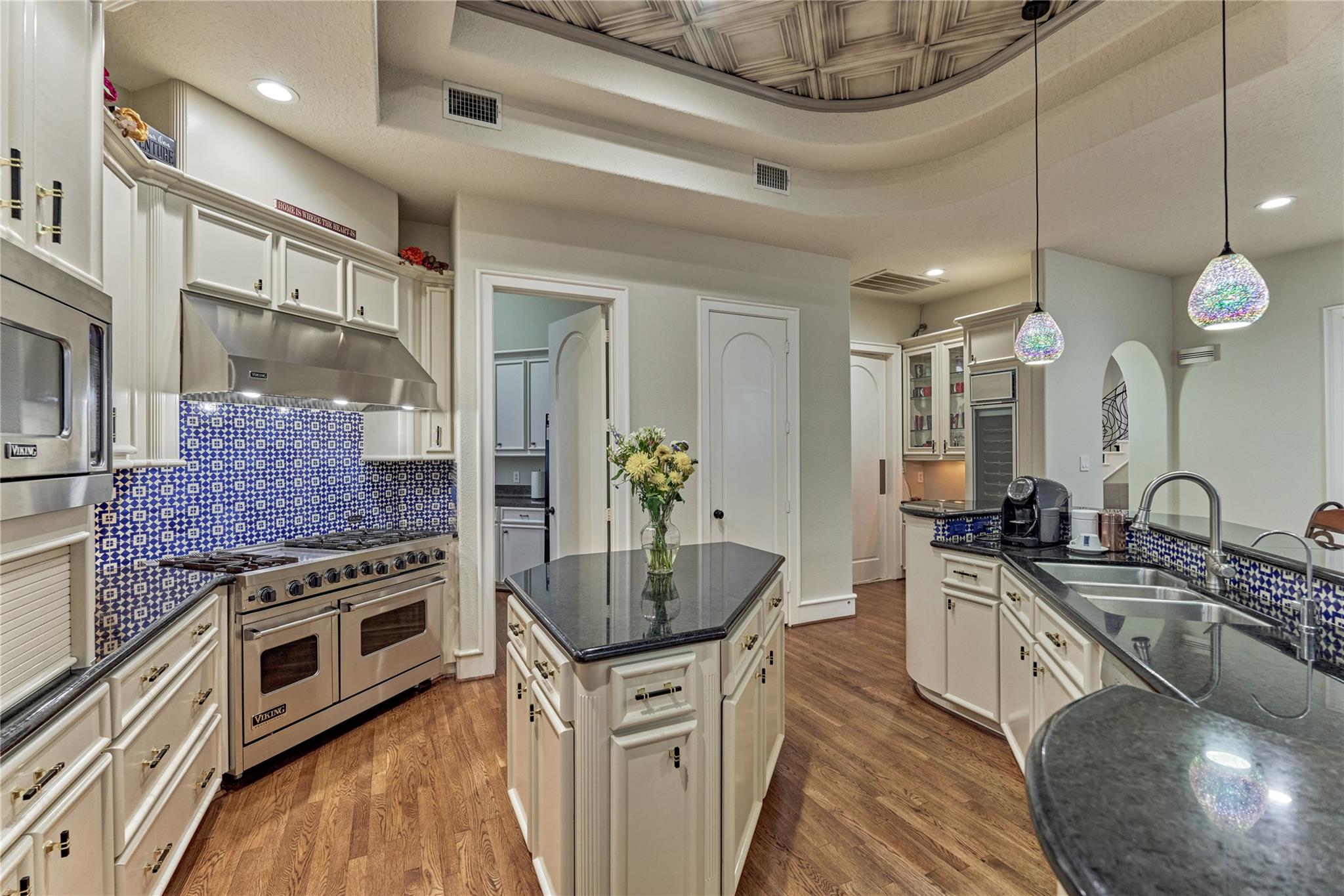 200 Sarasota Circle S