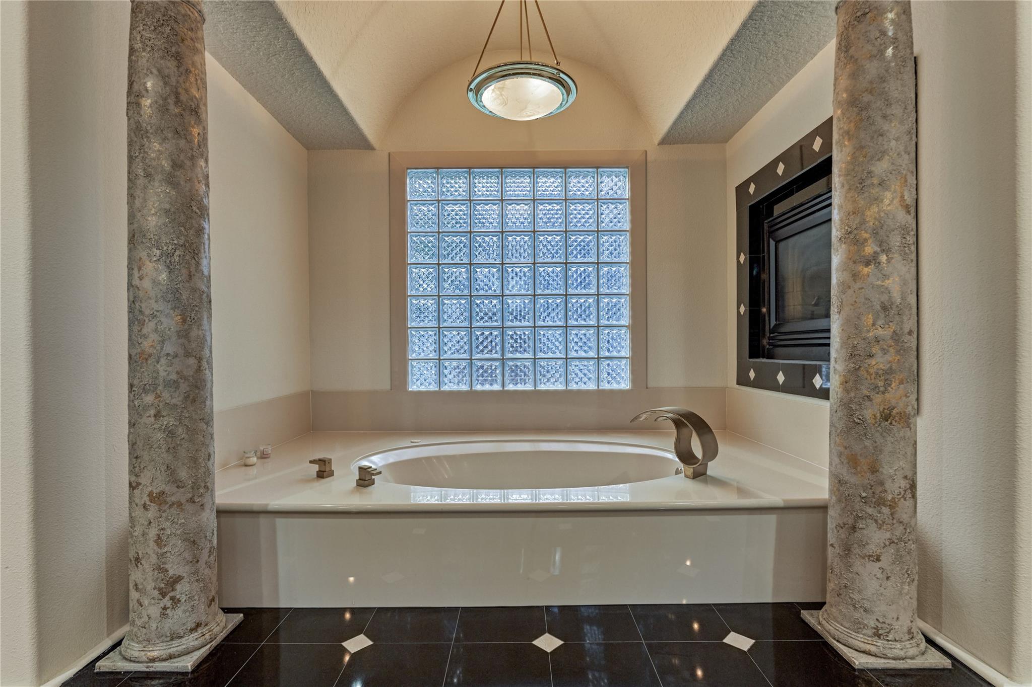 200 Sarasota Circle S