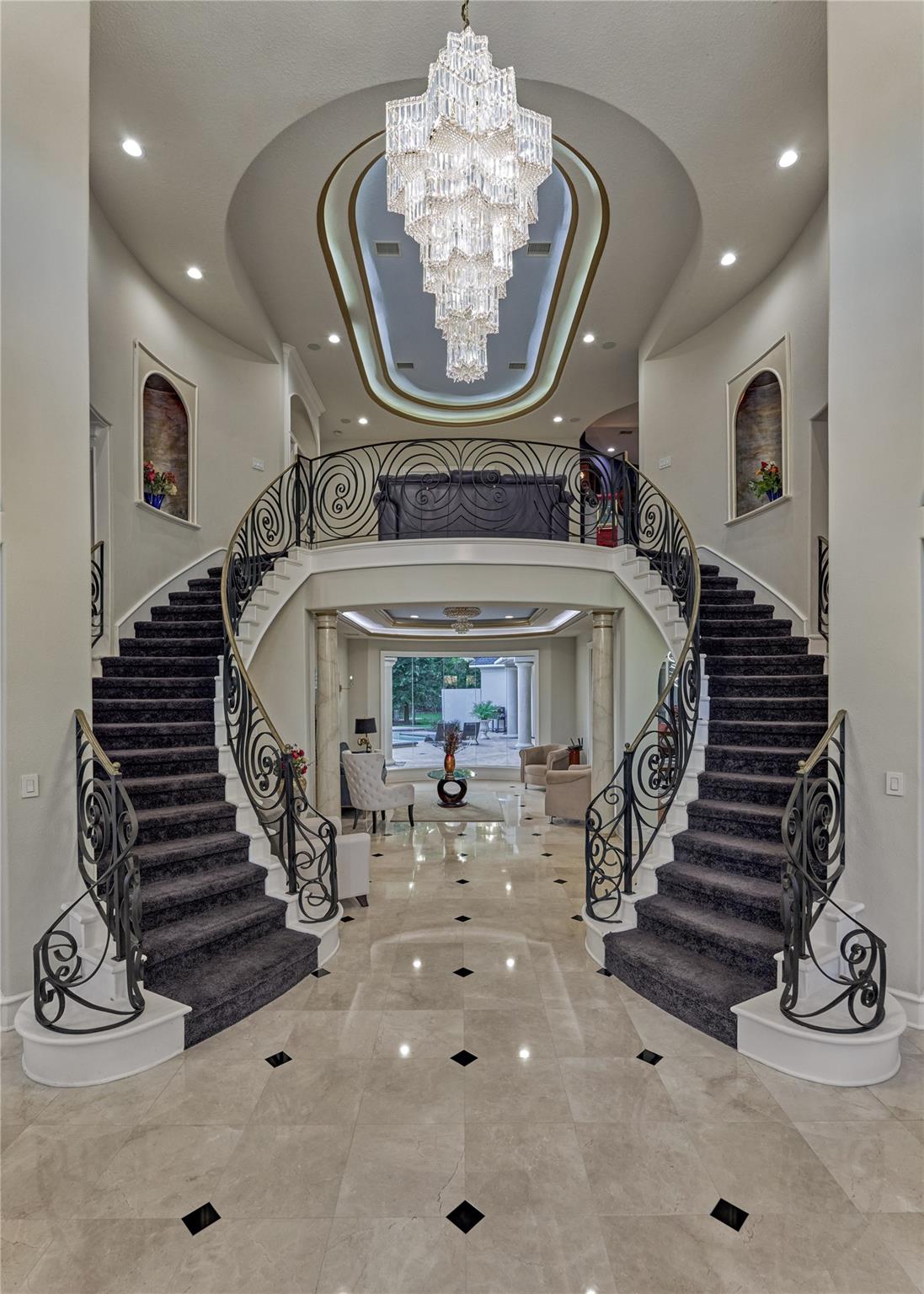 200 Sarasota Circle S