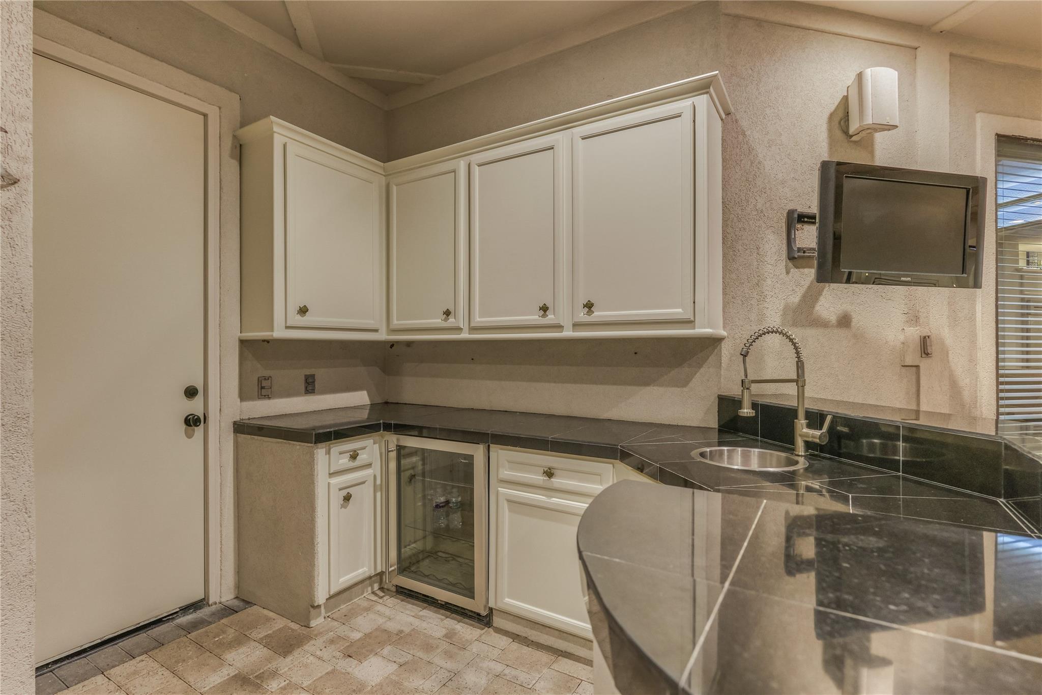 200 Sarasota Circle S