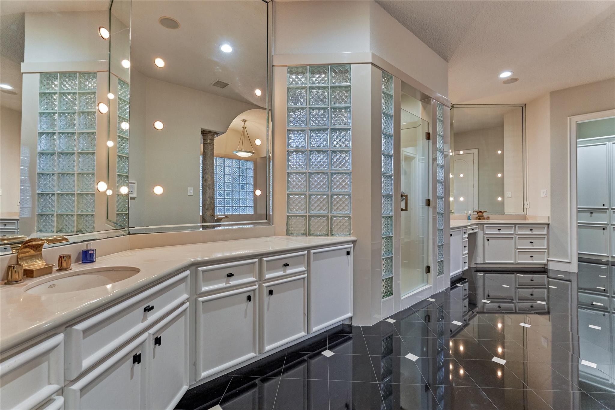 200 Sarasota Circle S