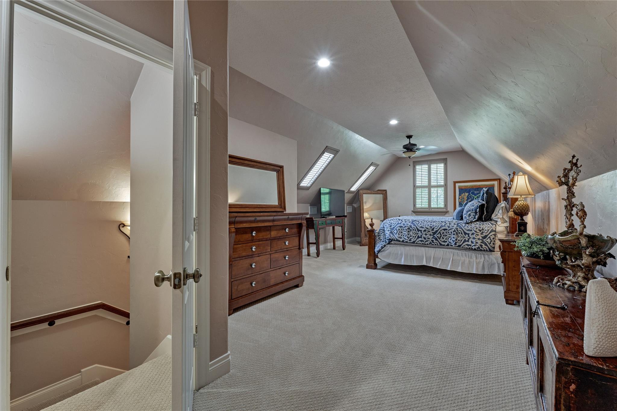 2 W Oaks Court