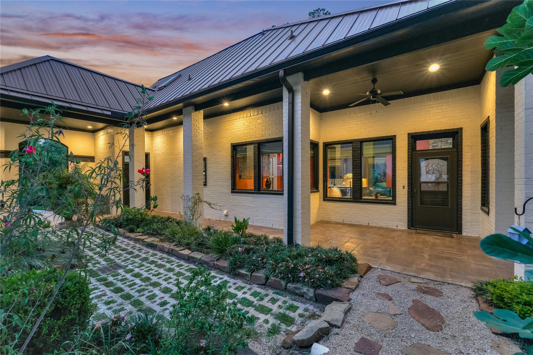 2 W Oaks Court
