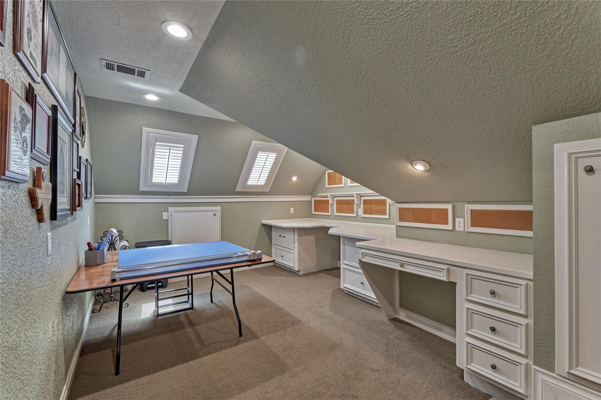 2 W Oaks Court