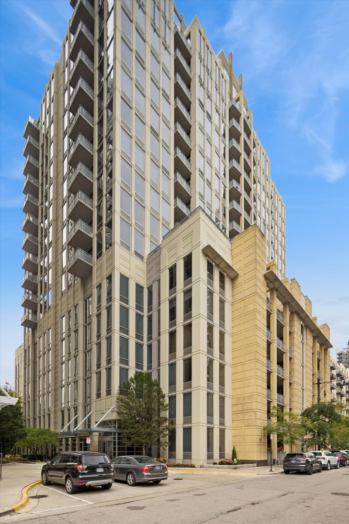 720 N Larrabee Street Unit: 1002