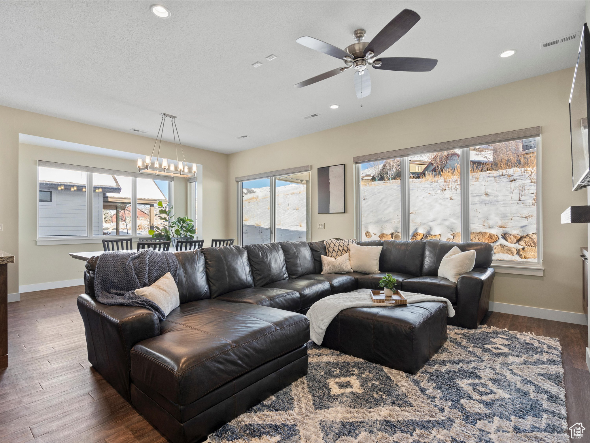 5943 E BIG HORN PKWY