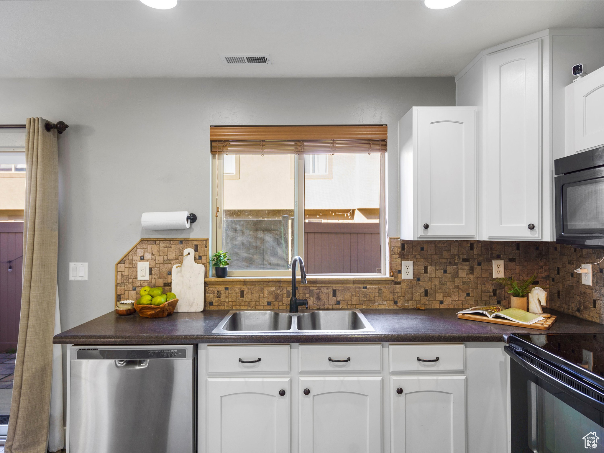 2393 WELLINGTON DR