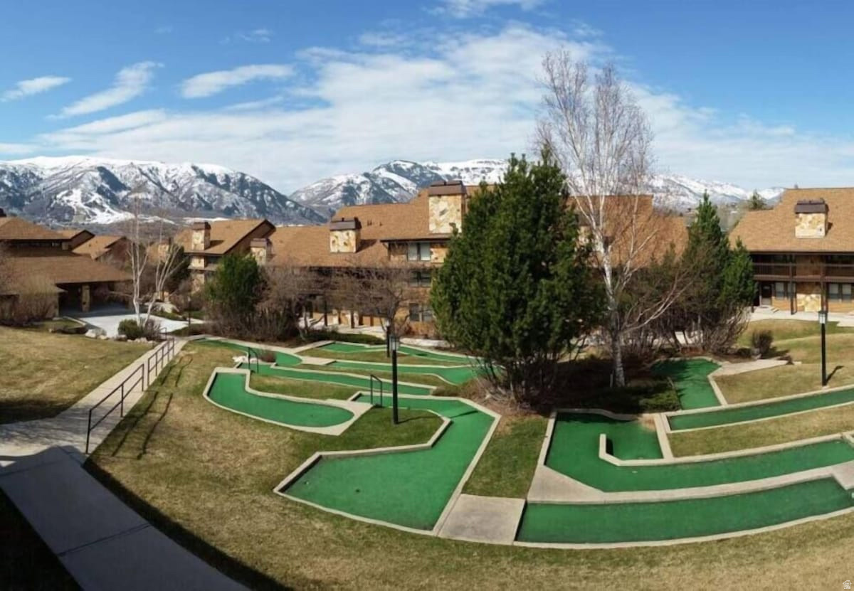 3615 N WOLF LODGE DR #402