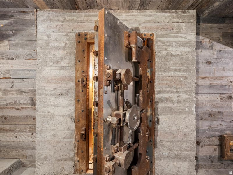 5734 E LEWIS POINT CIR