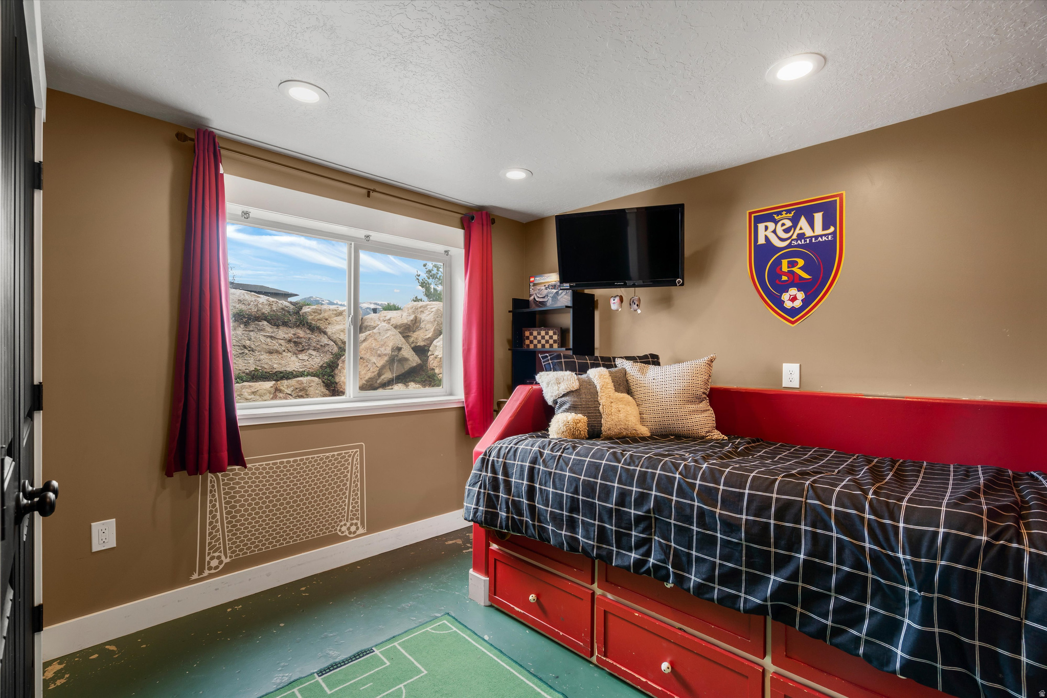 2444 N SIERRA DR