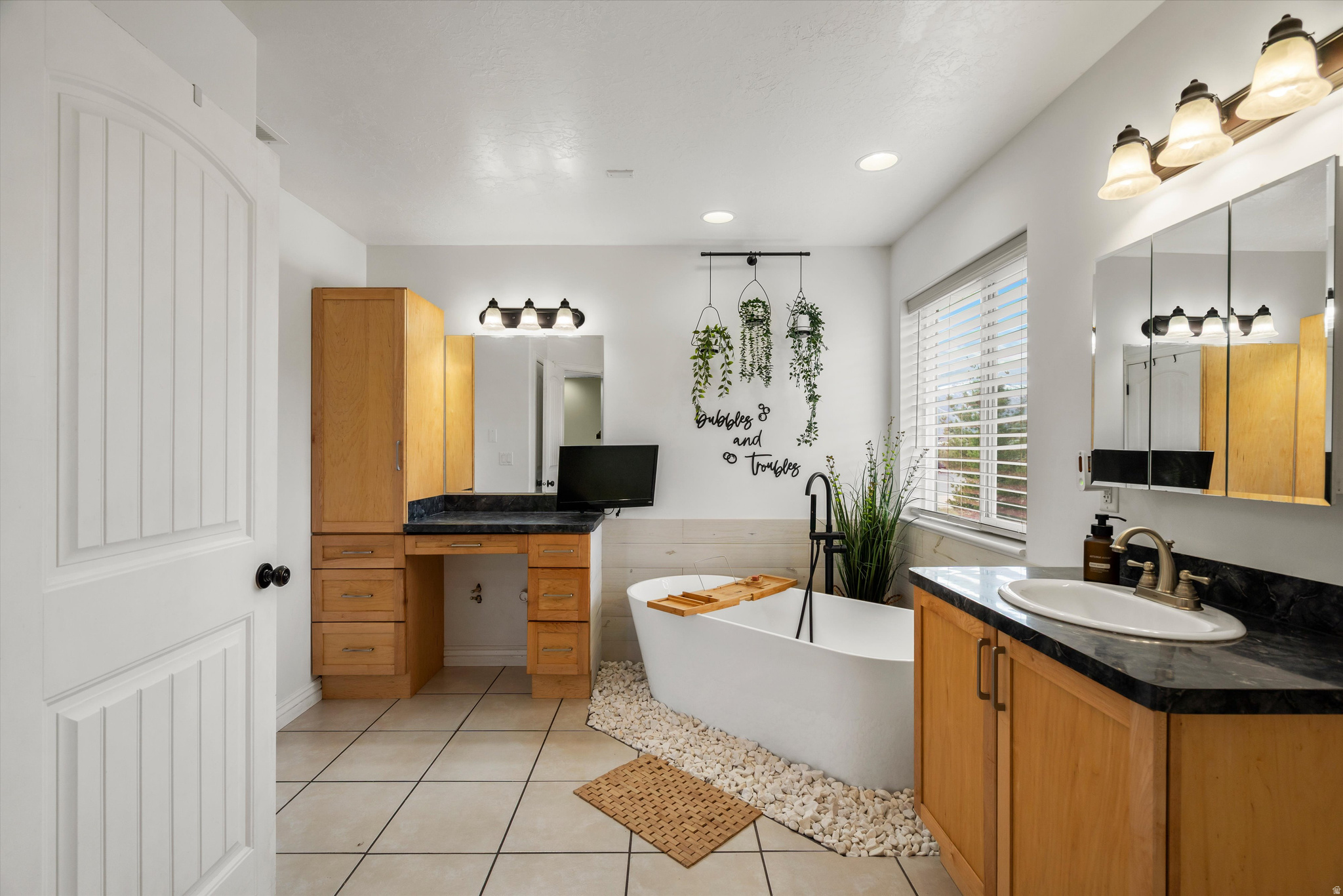 2444 N SIERRA DR