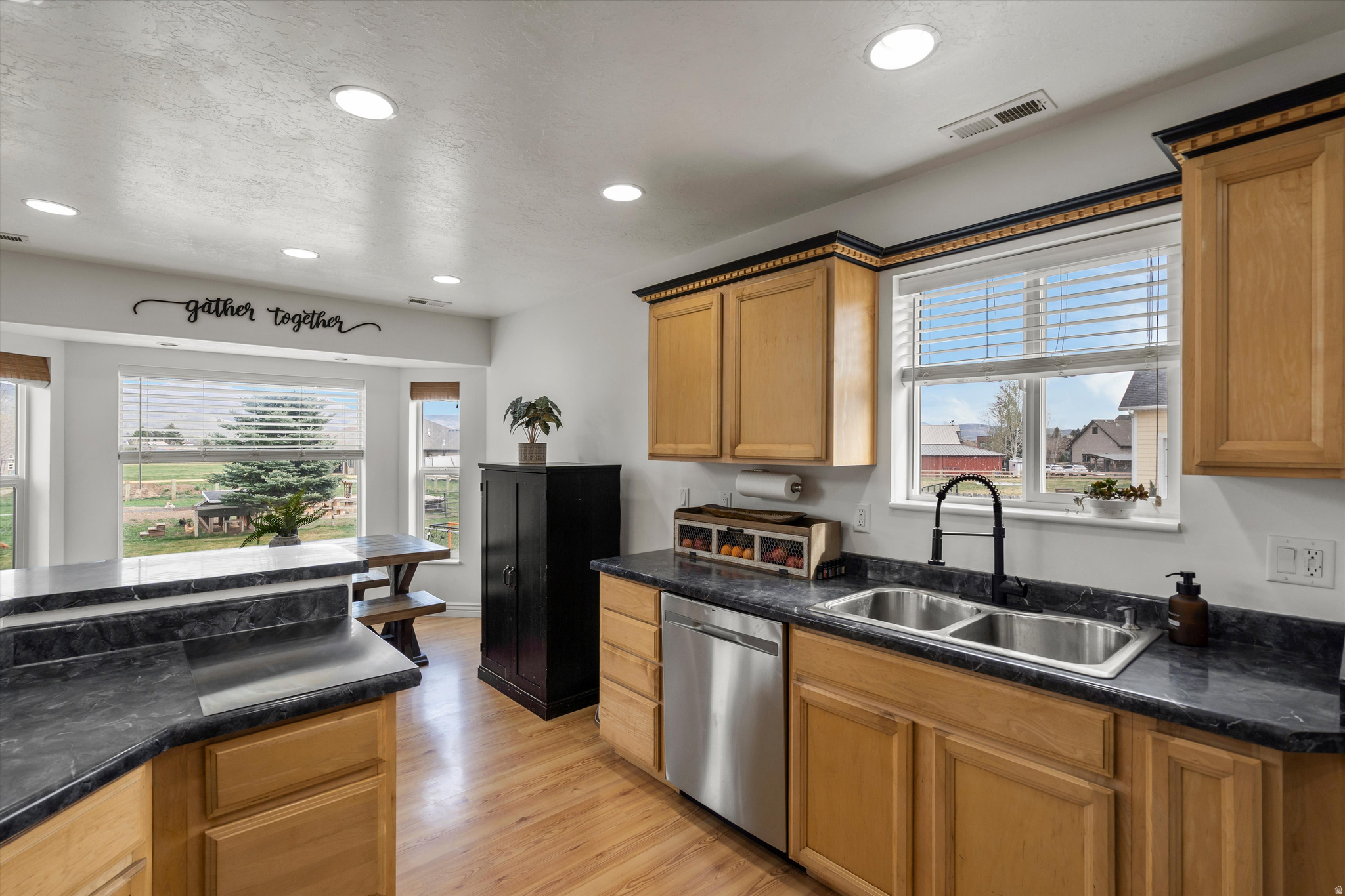2444 N SIERRA DR