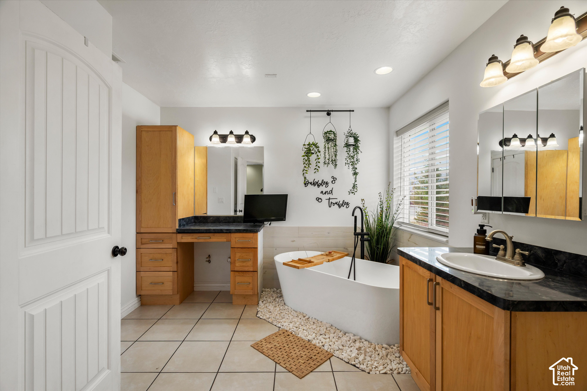2444 N SIERRA DR