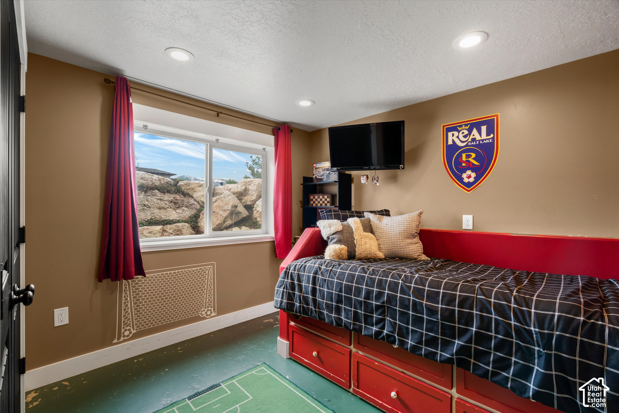 2444 N SIERRA DR