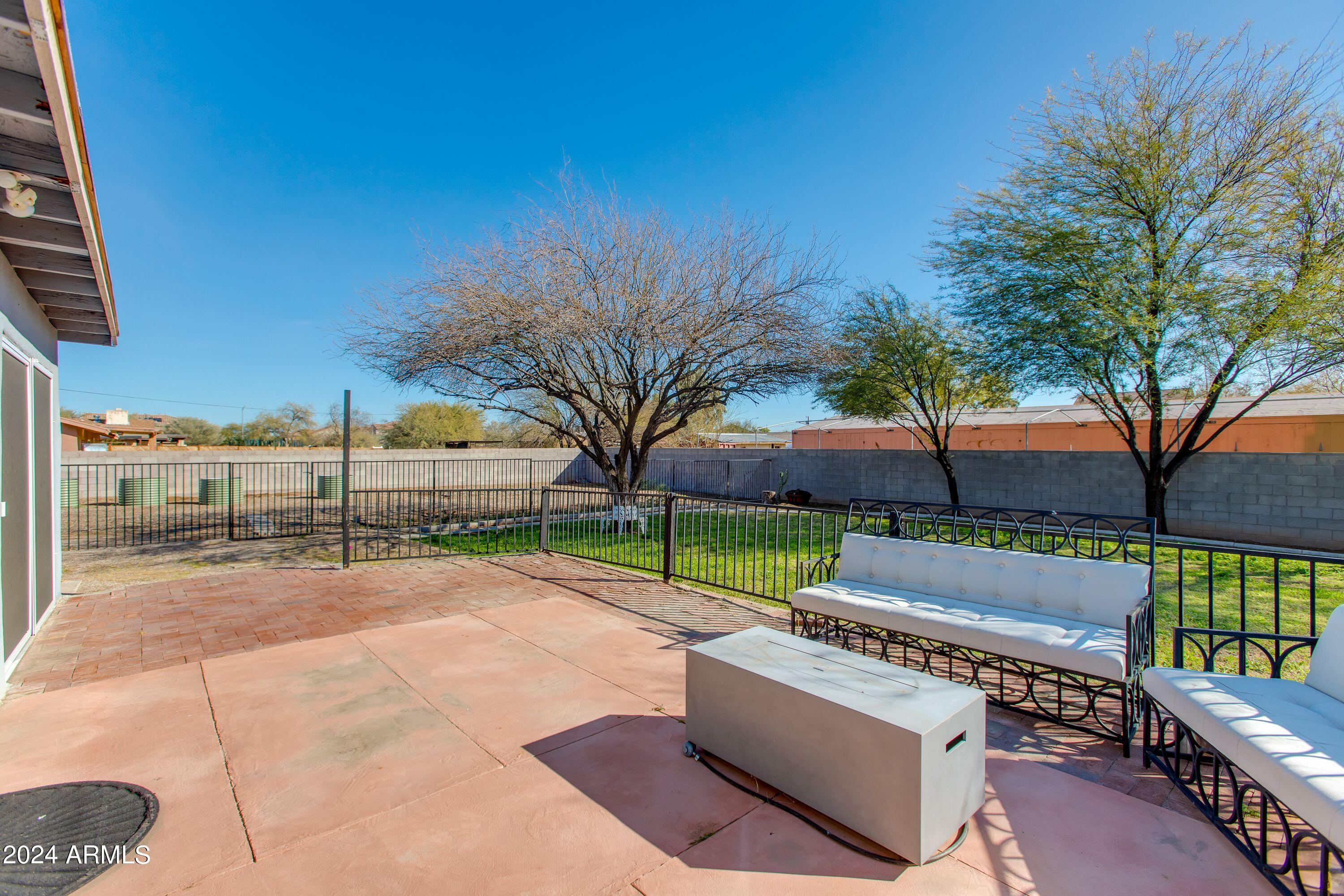 1929 E CAMPO BELLO Drive