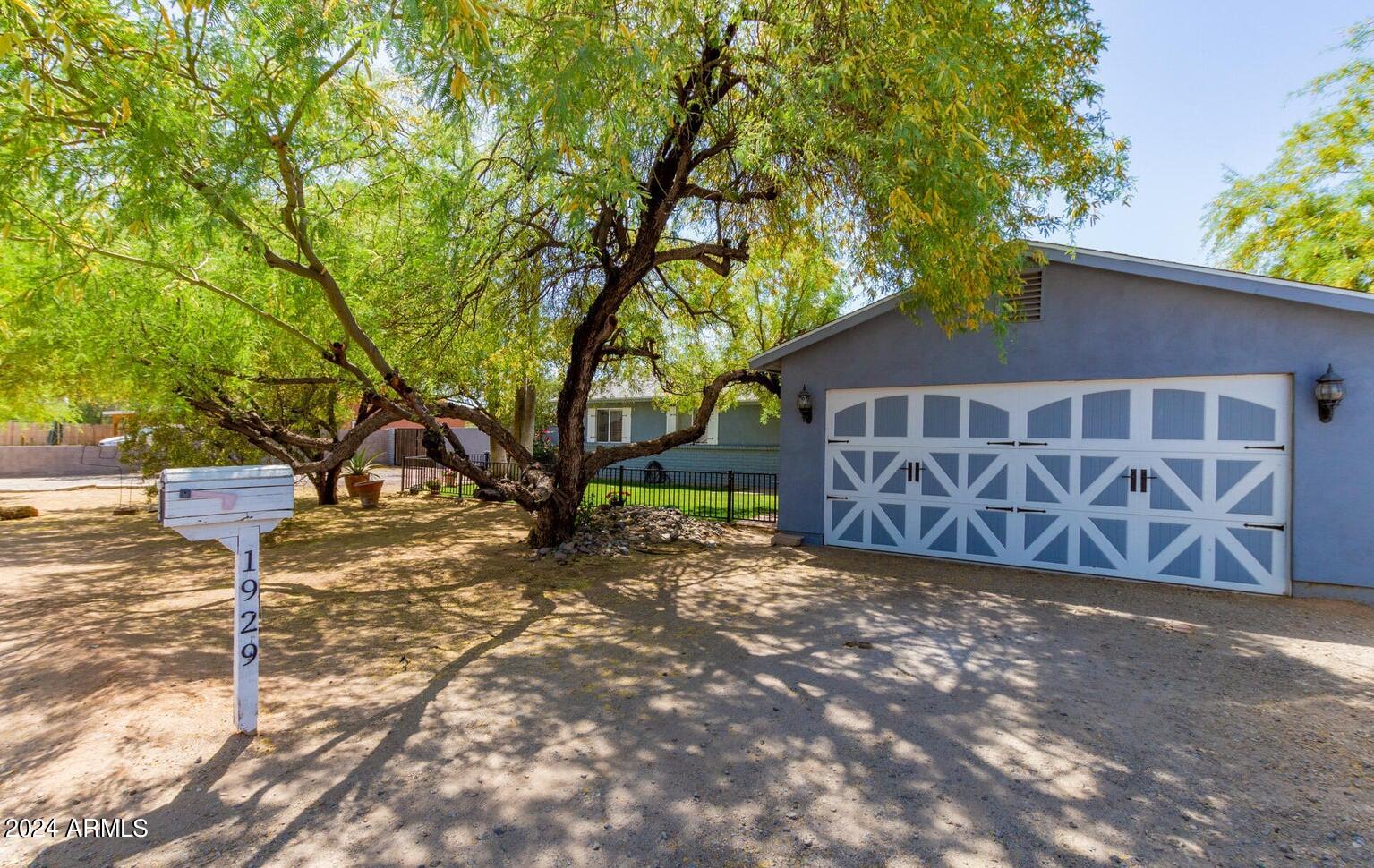 1929 E CAMPO BELLO Drive