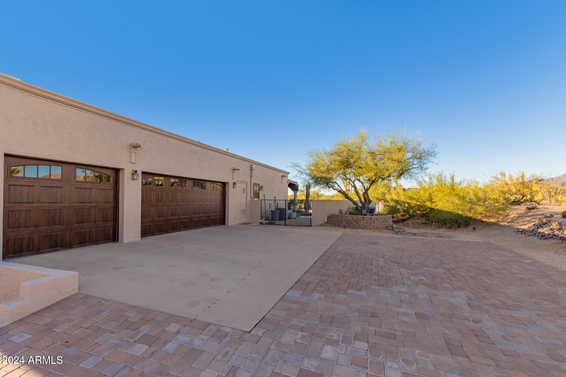 9446 E ROMPING Road