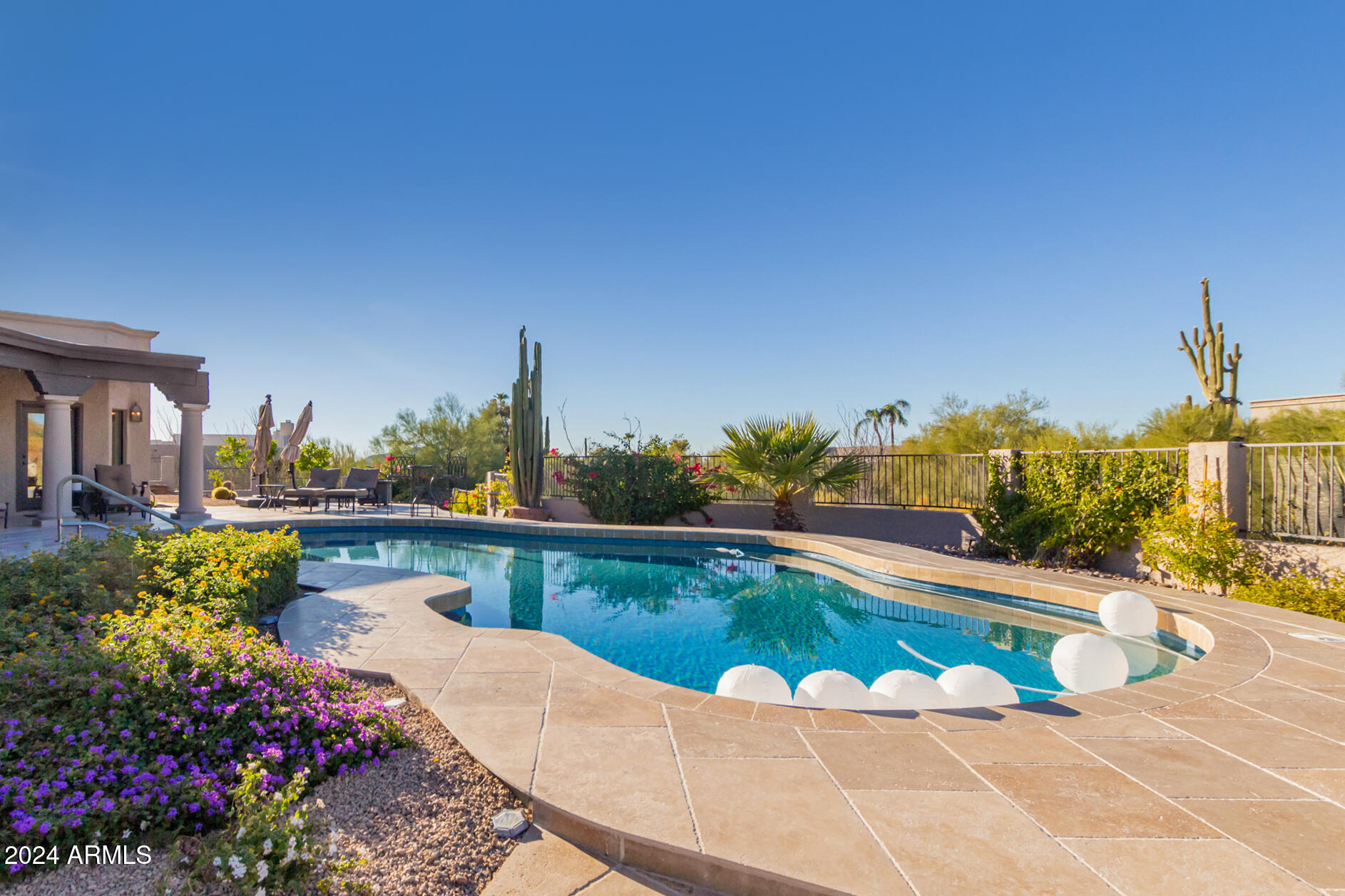 9446 E ROMPING Road