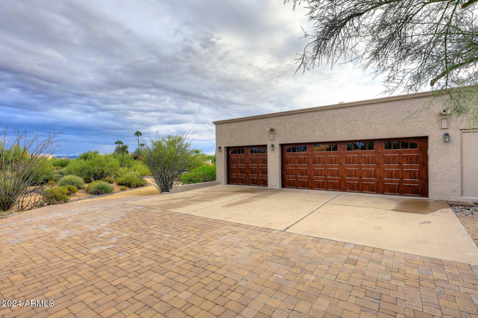 9446 E ROMPING Road