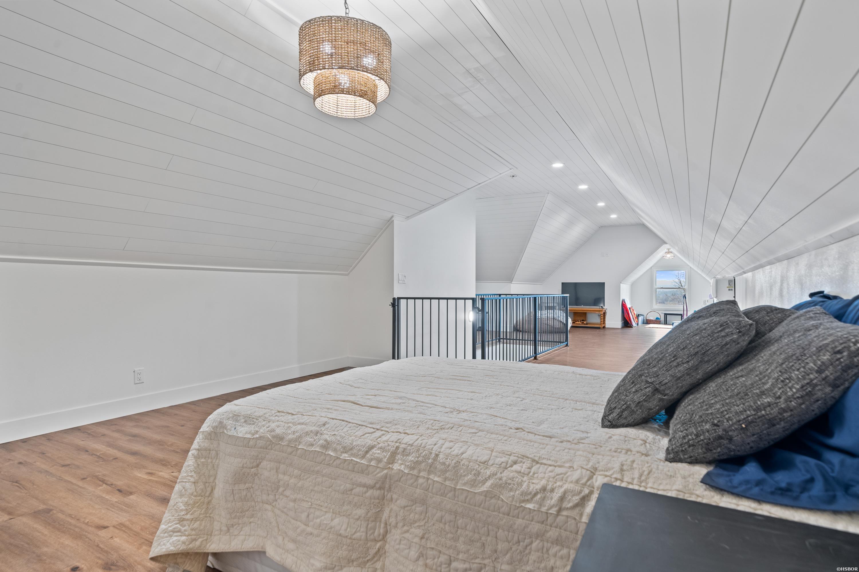 100 W HAWKVIEW Place