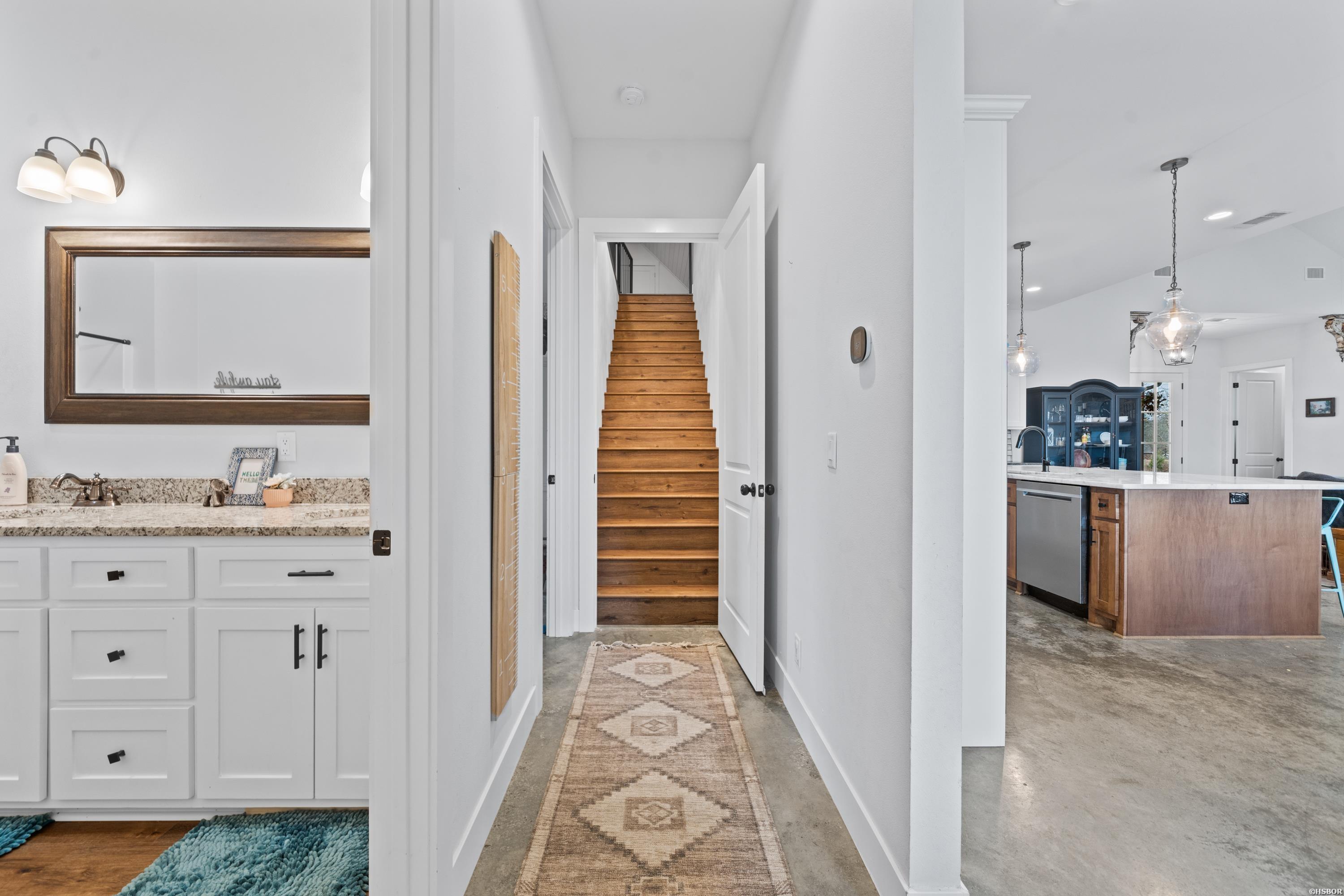 100 W HAWKVIEW Place
