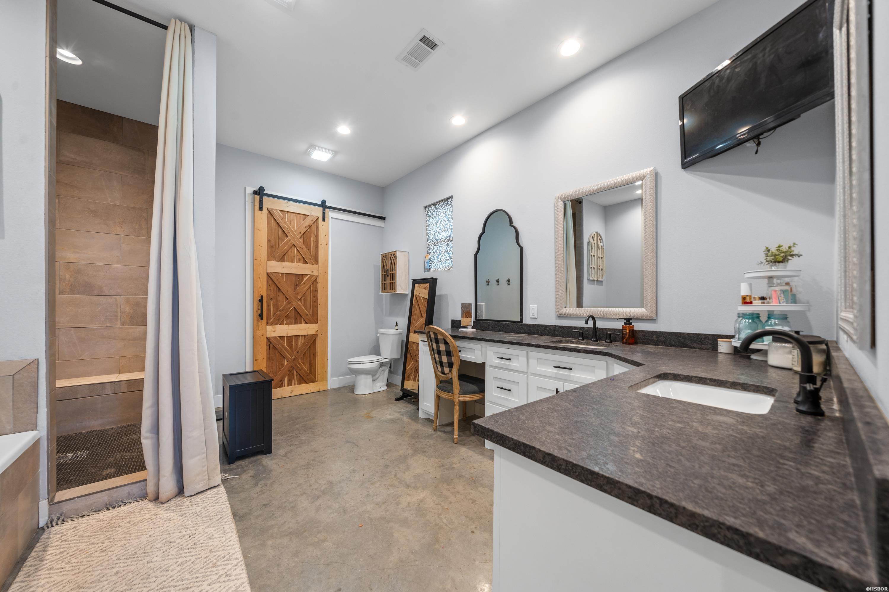100 W HAWKVIEW Place