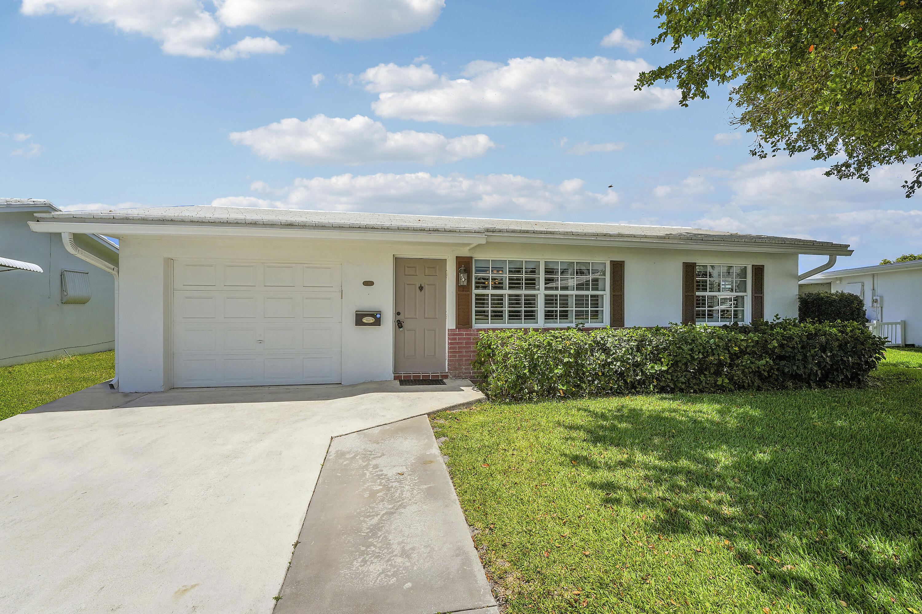 614 SW Golf Drive