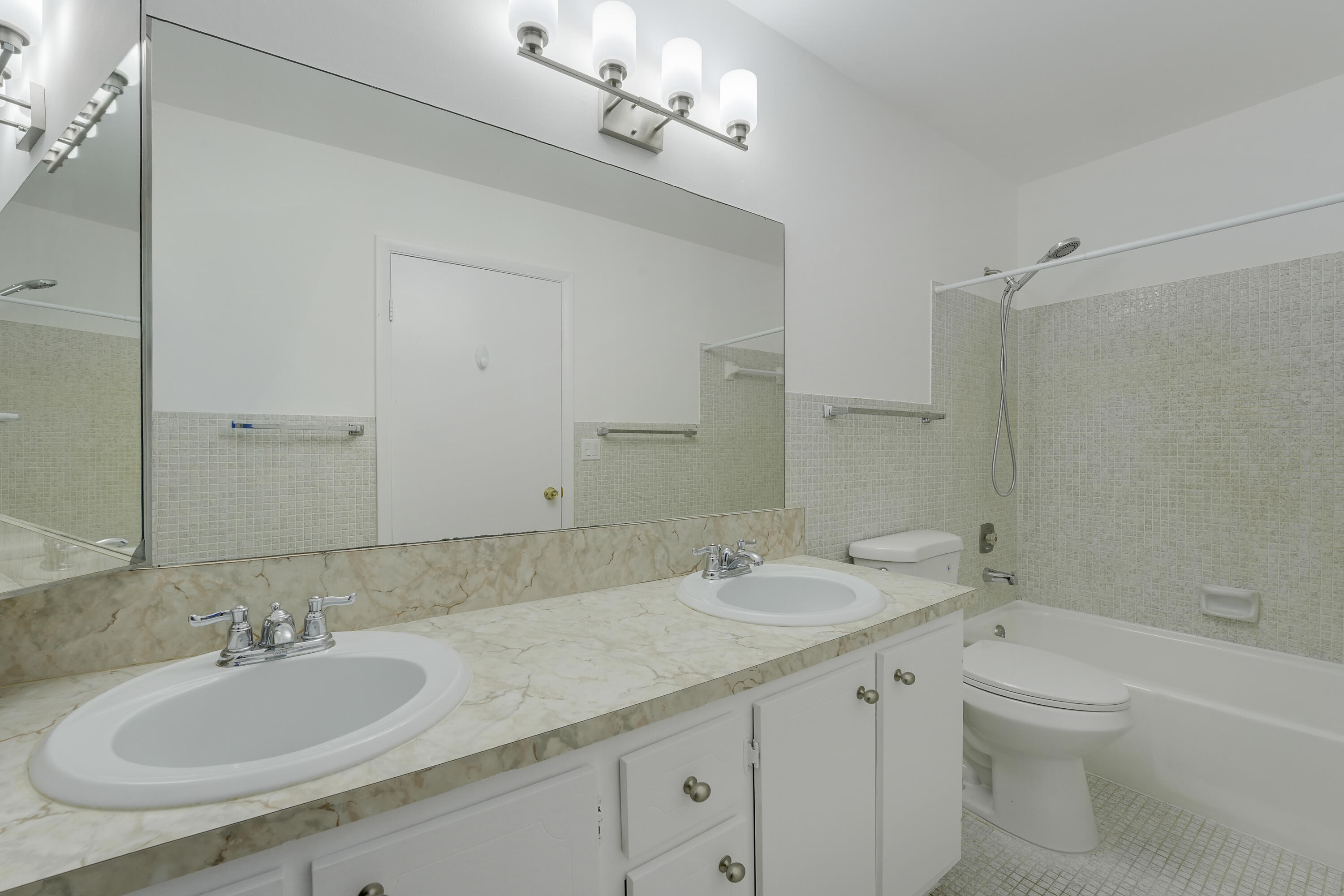 1142 W Circle Ter Terrace W C