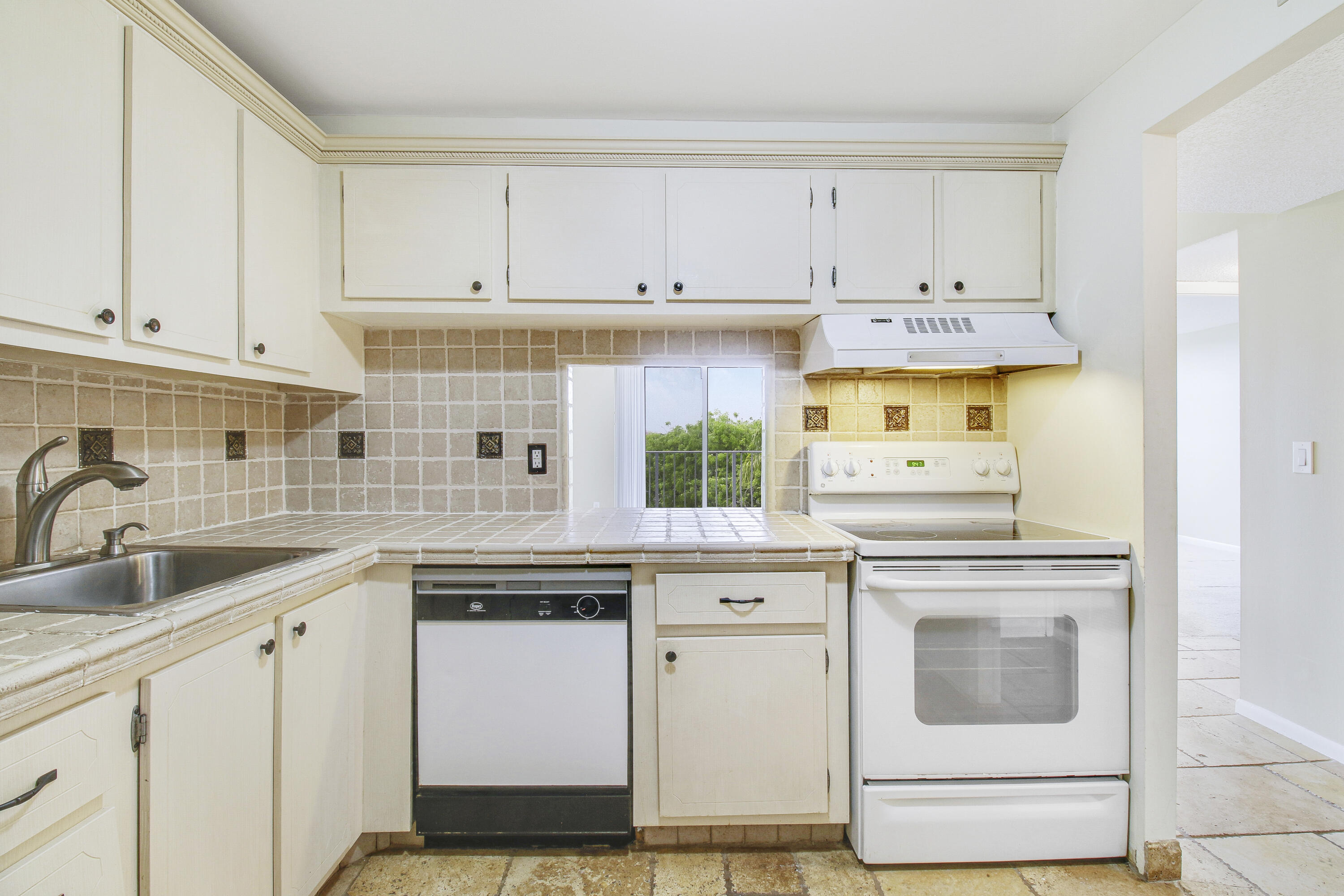 470 Executive Center Drive 4k