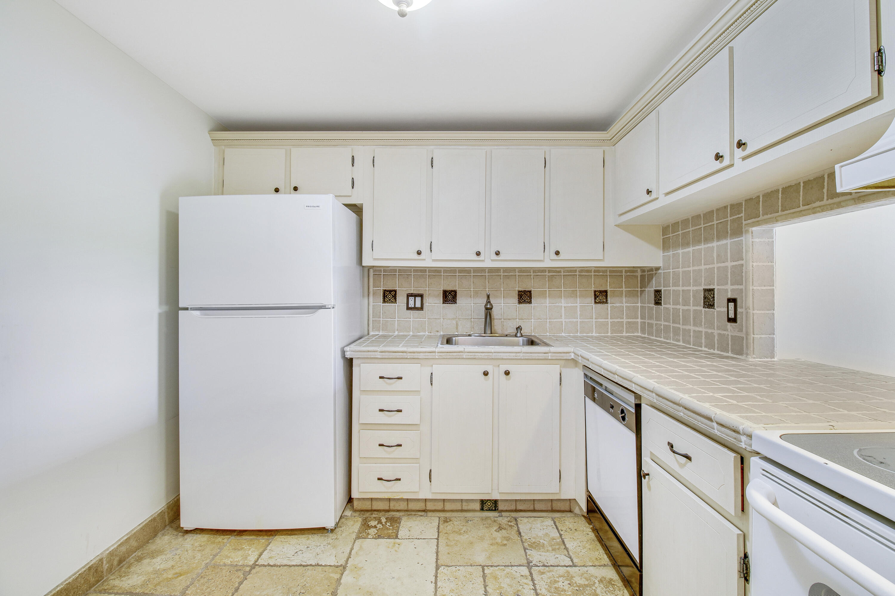 470 Executive Center Drive 4k