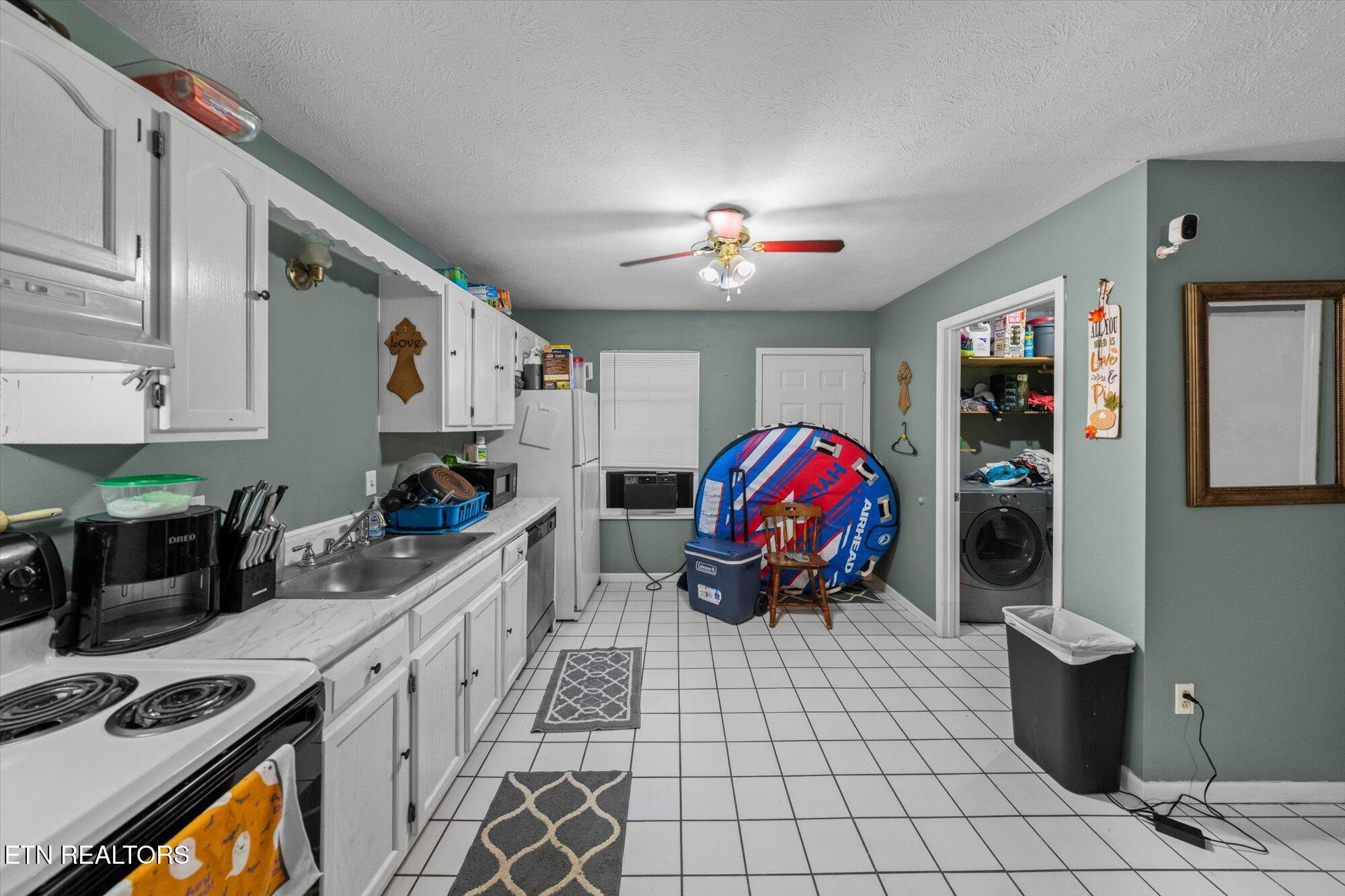 1402/1404 Hicks Rd