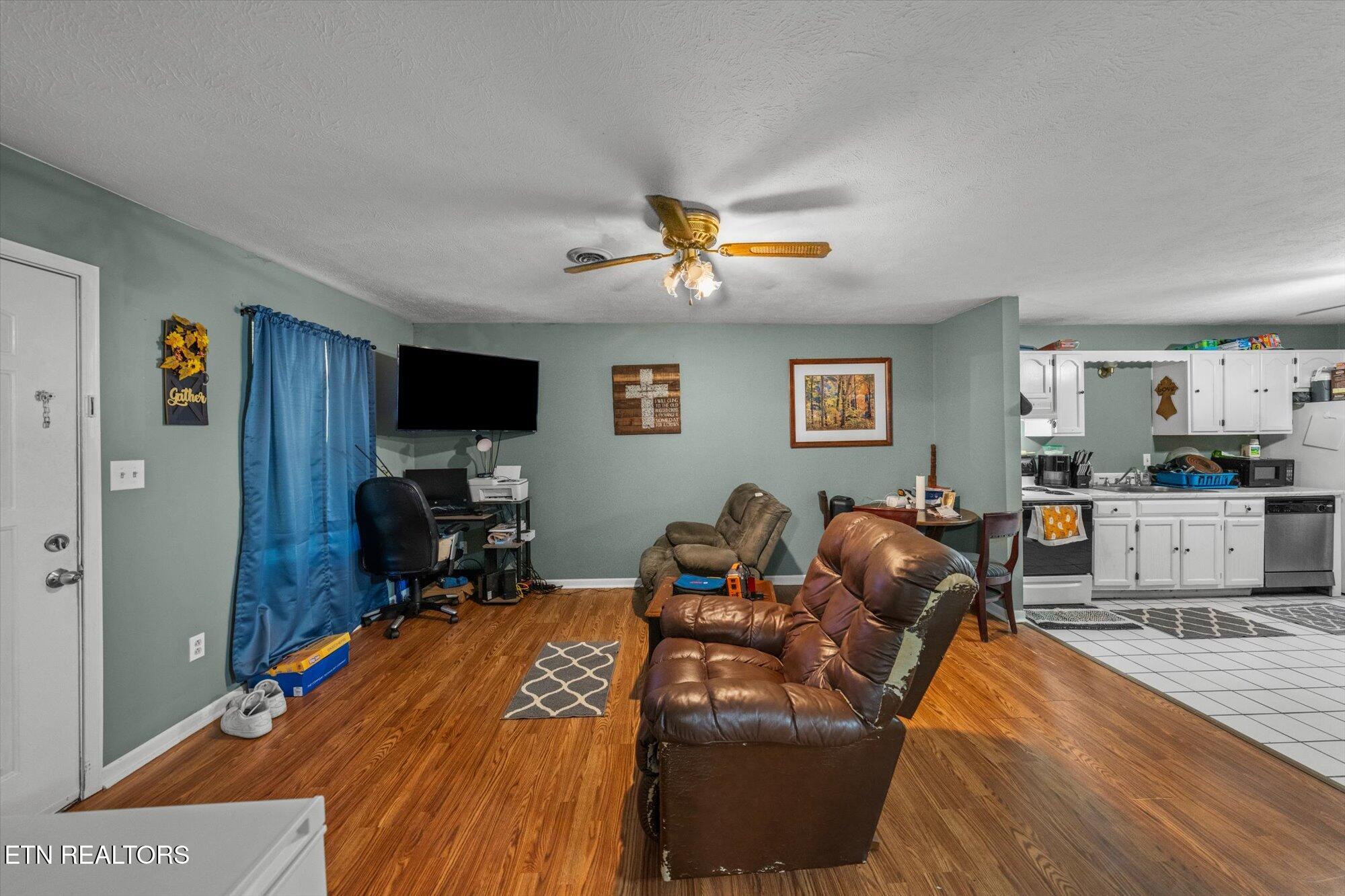 1402/1404 Hicks Rd