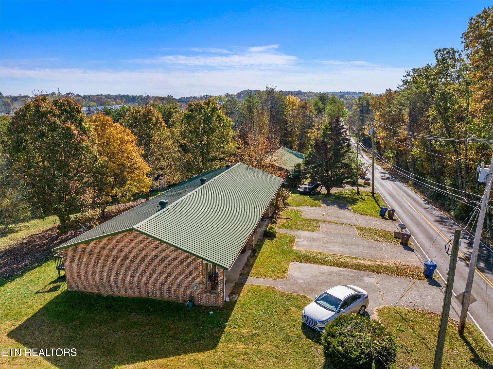 1402/1404 Hicks Rd