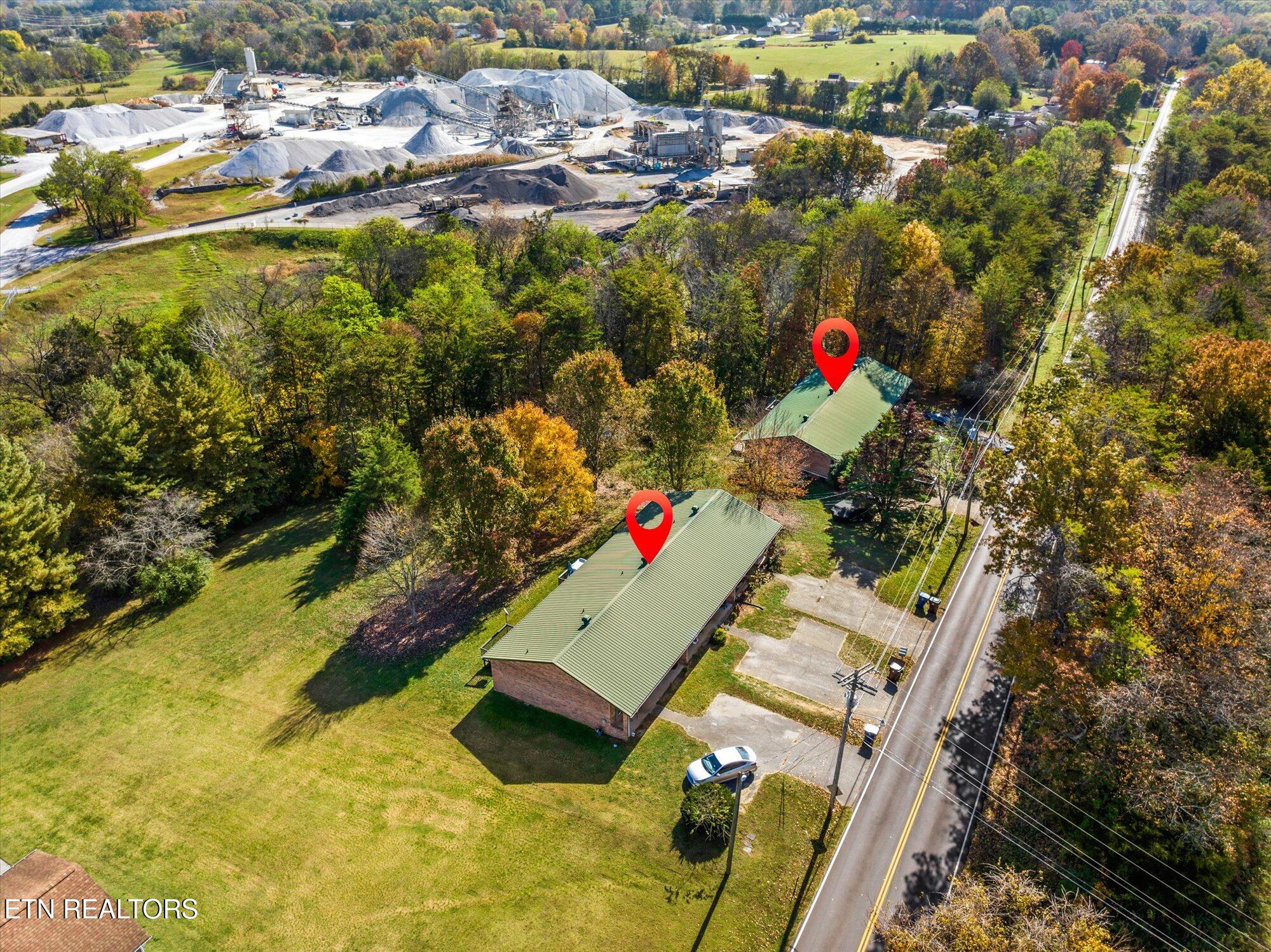 1402/1404 Hicks Rd