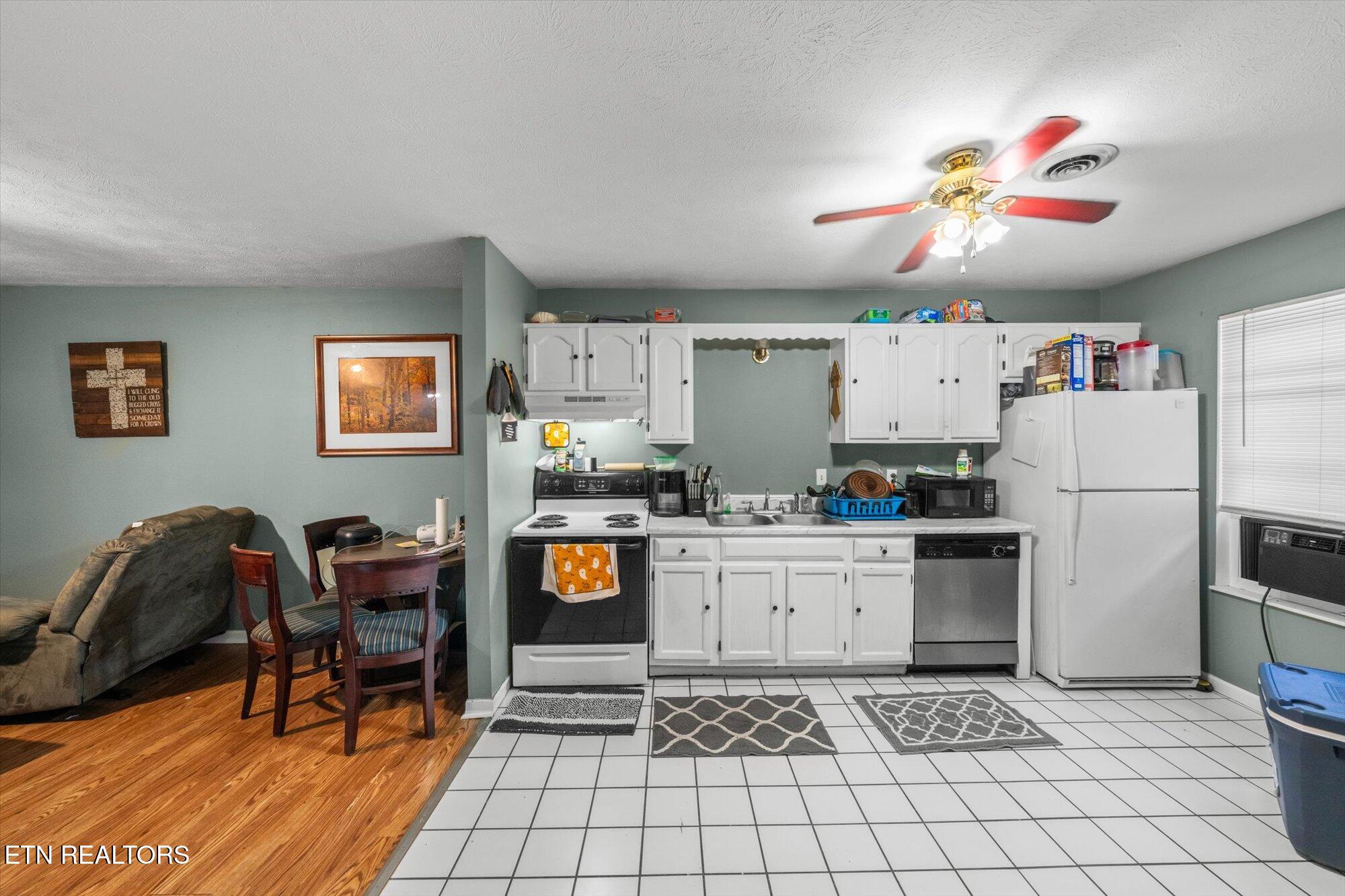 1402/1404 Hicks Rd