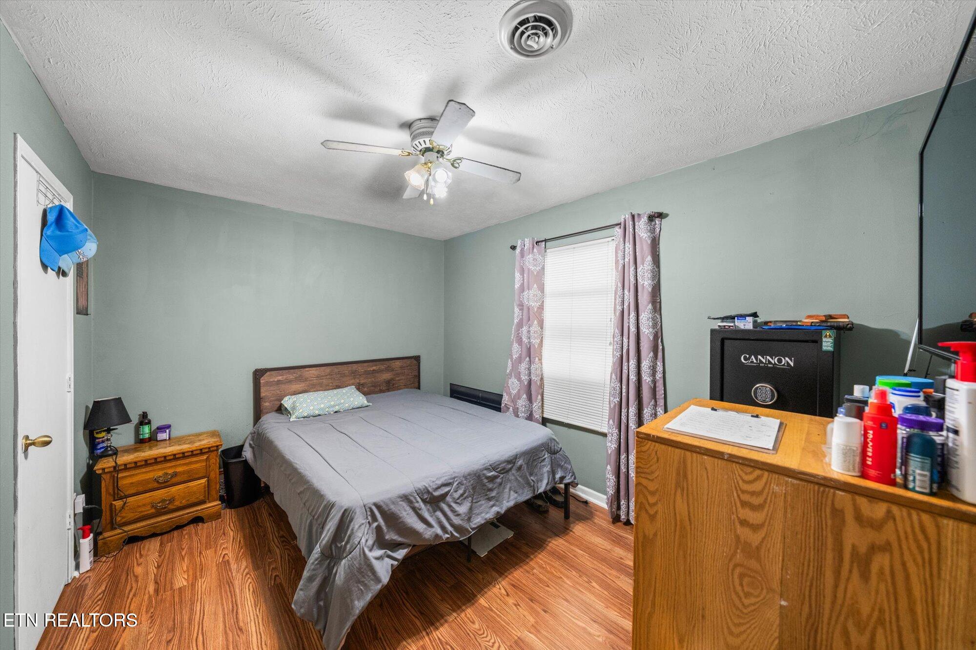 1402/1404 Hicks Rd