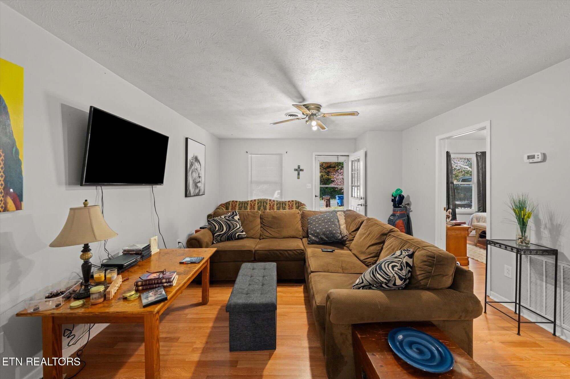 1402/1404 Hicks Rd