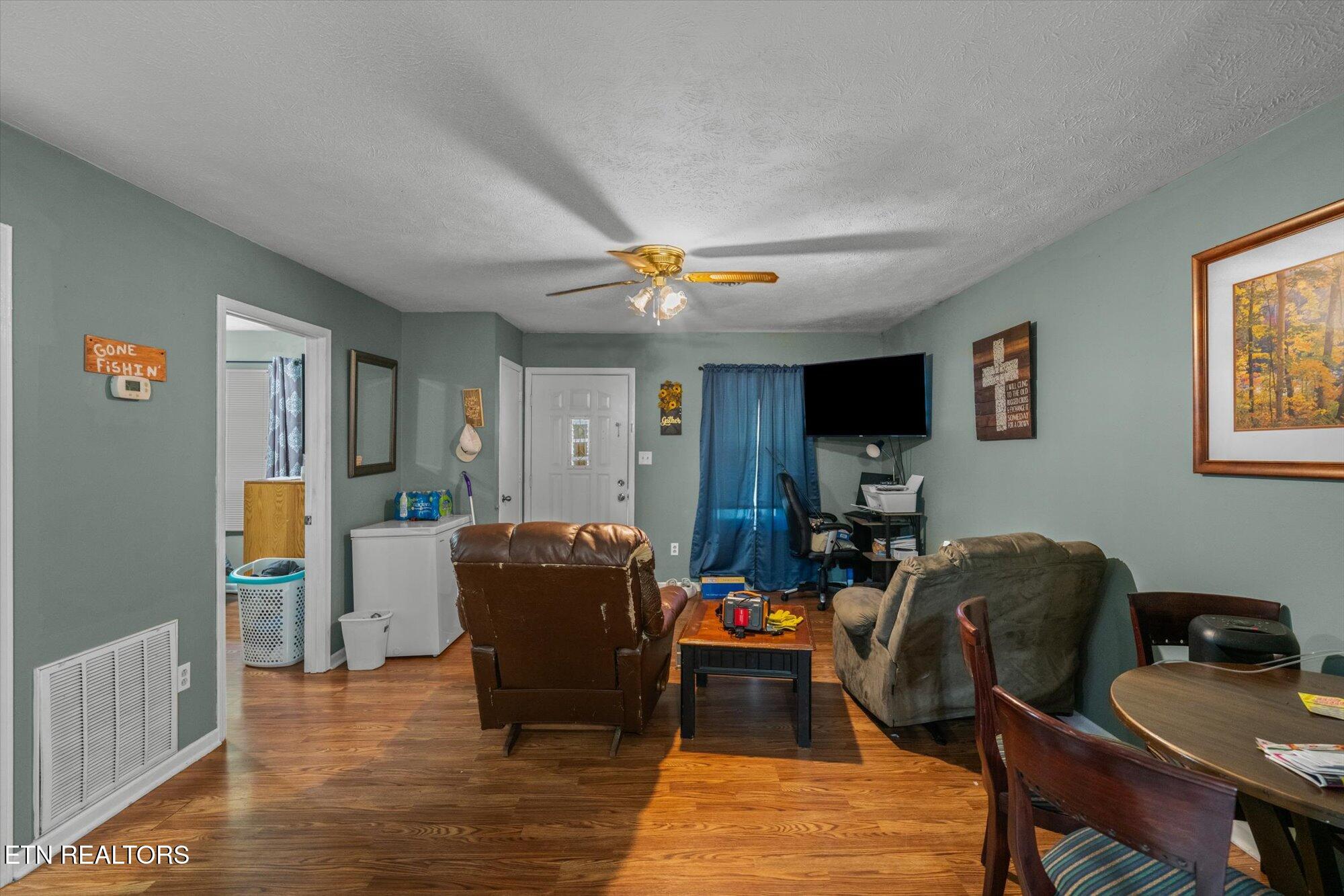 1402/1404 Hicks Rd